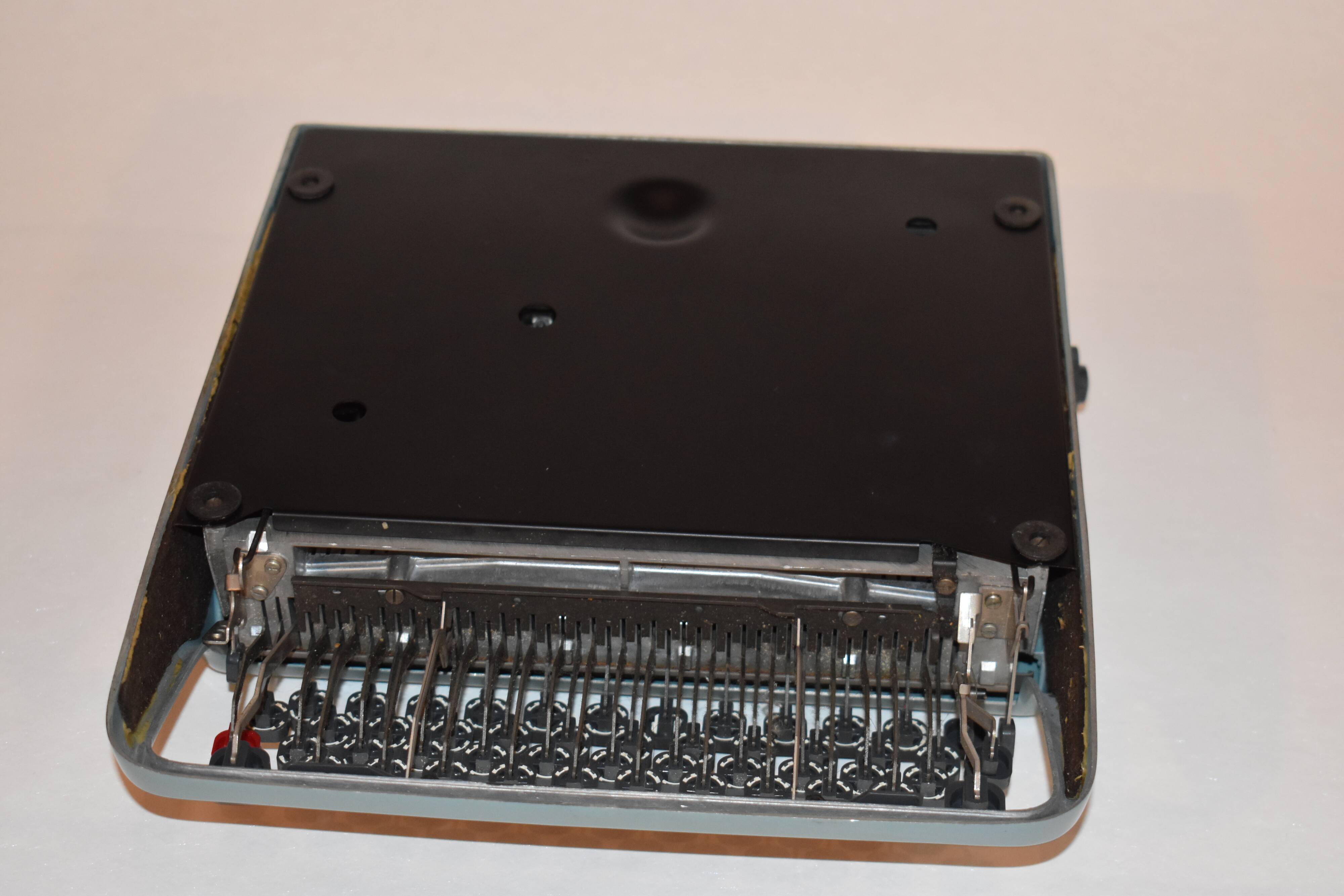 Olivetti Lettera 22 typewriter