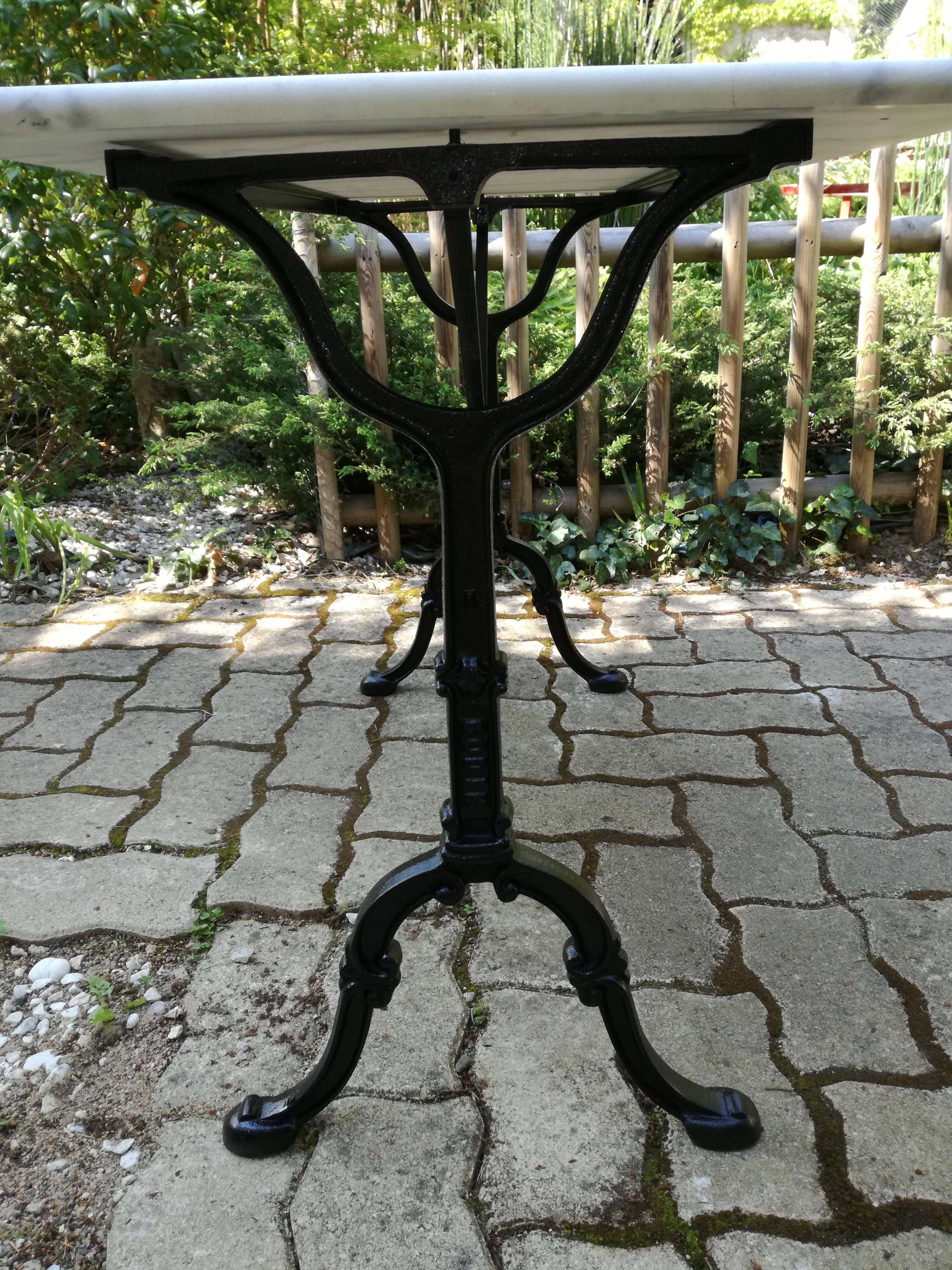 Bistro table in white marble and cast iron 1900