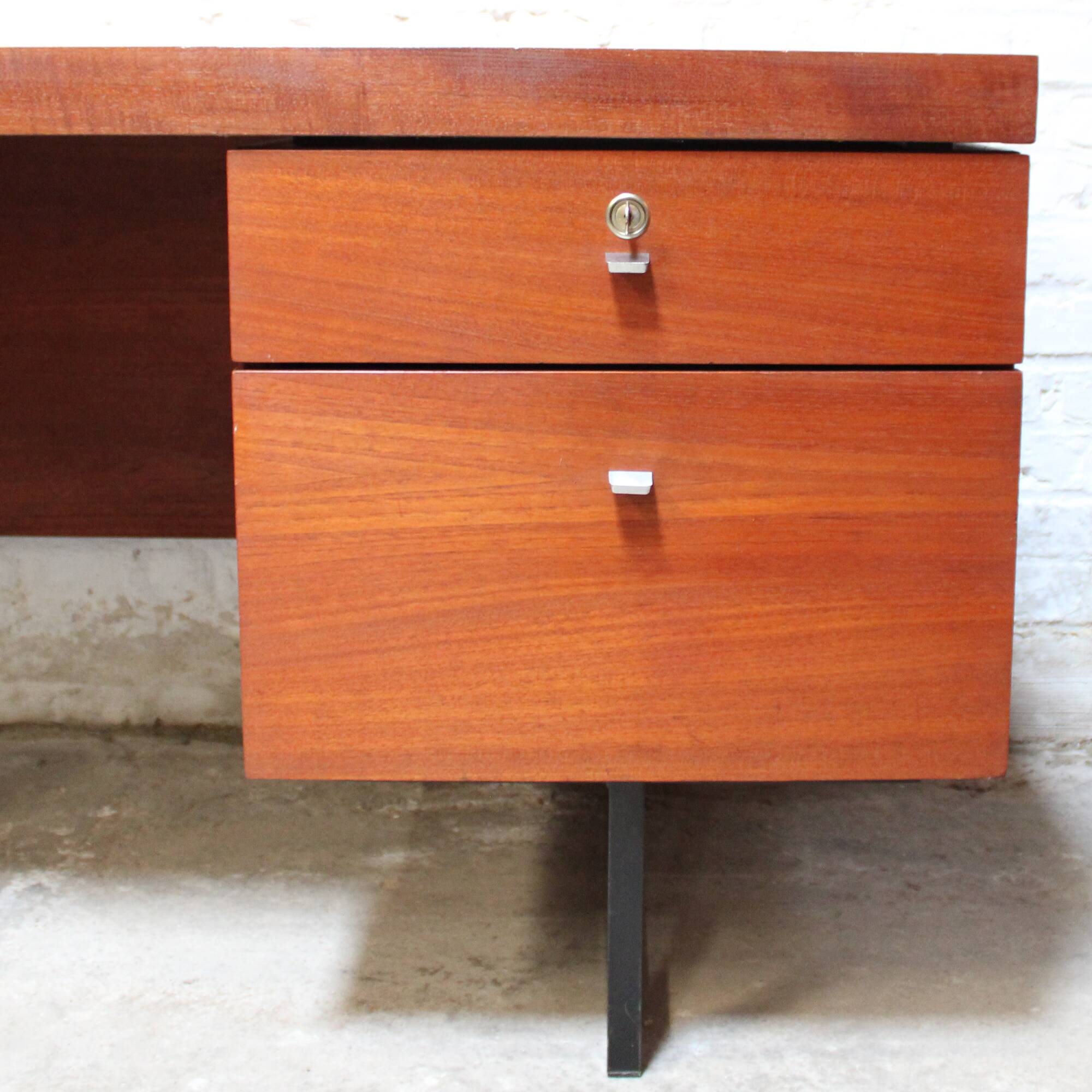 Bureau "Ministre" par Pierre Guariche pour Meurop 1961
