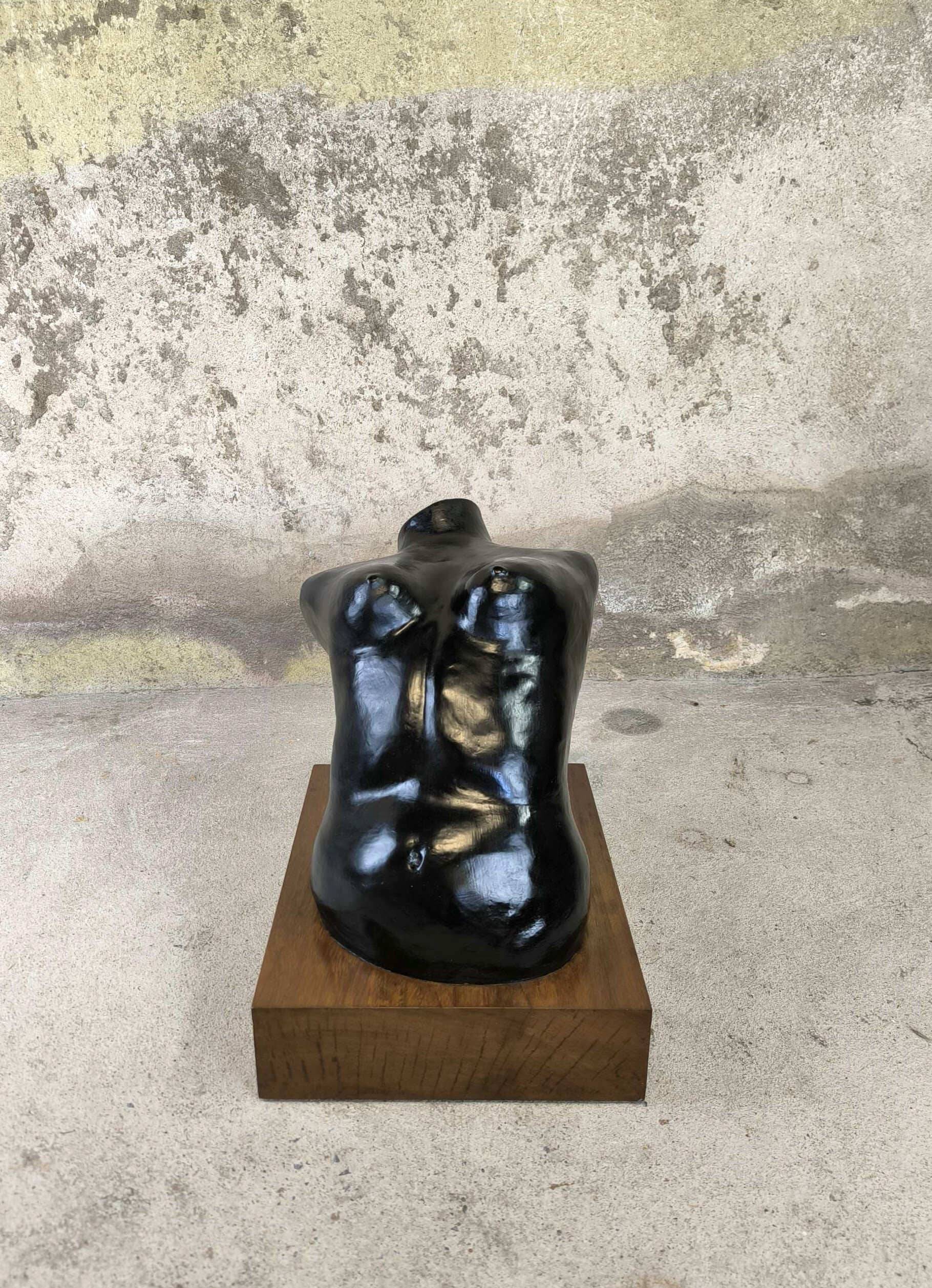 Sculpture buste féminin sur socle bois