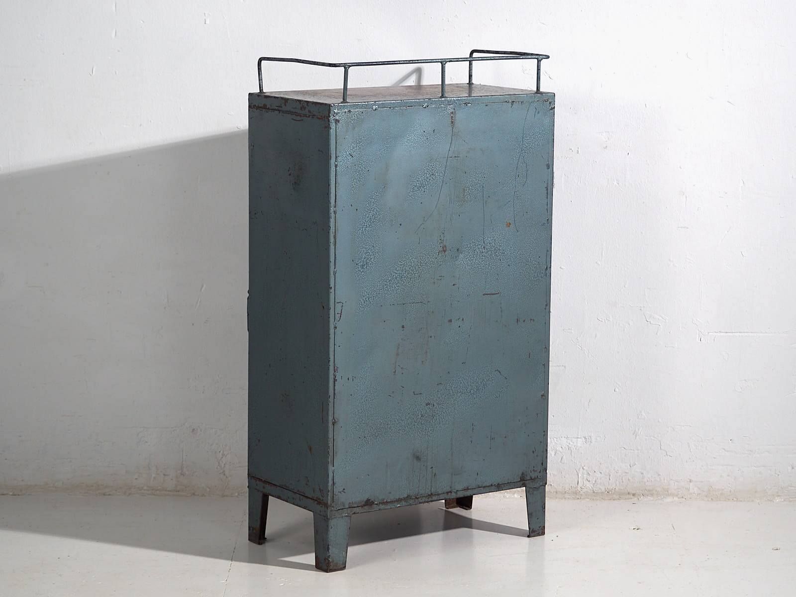 Armoire de style industriel à patine bleue (c.1950)