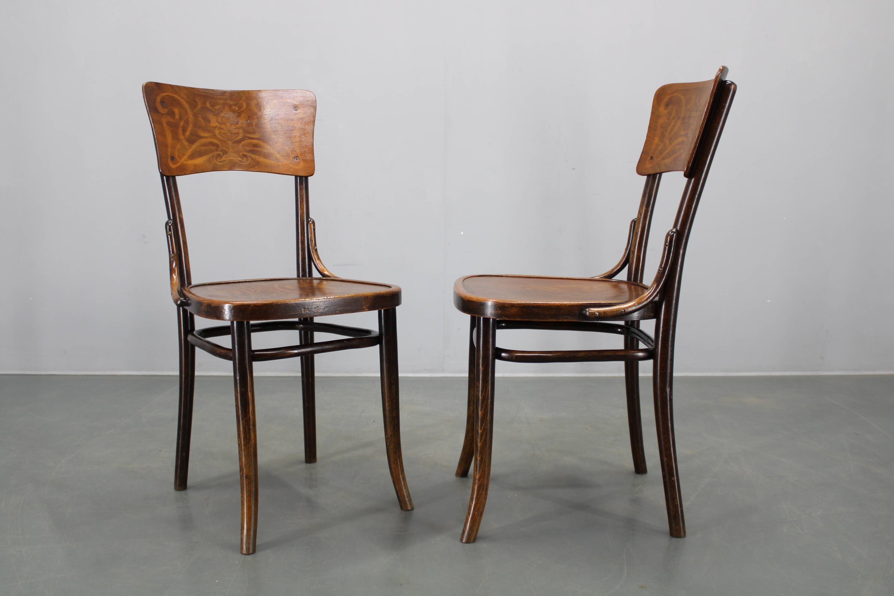 Pair of Thonet Art Nouveau bentwood chairs, Czechoslovakia, 1920s