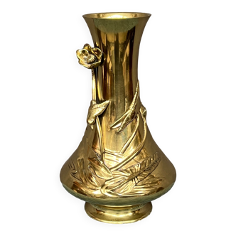 Vase massif en bronze, à décor de figures d'oiseau et de fleur de coquelicot.