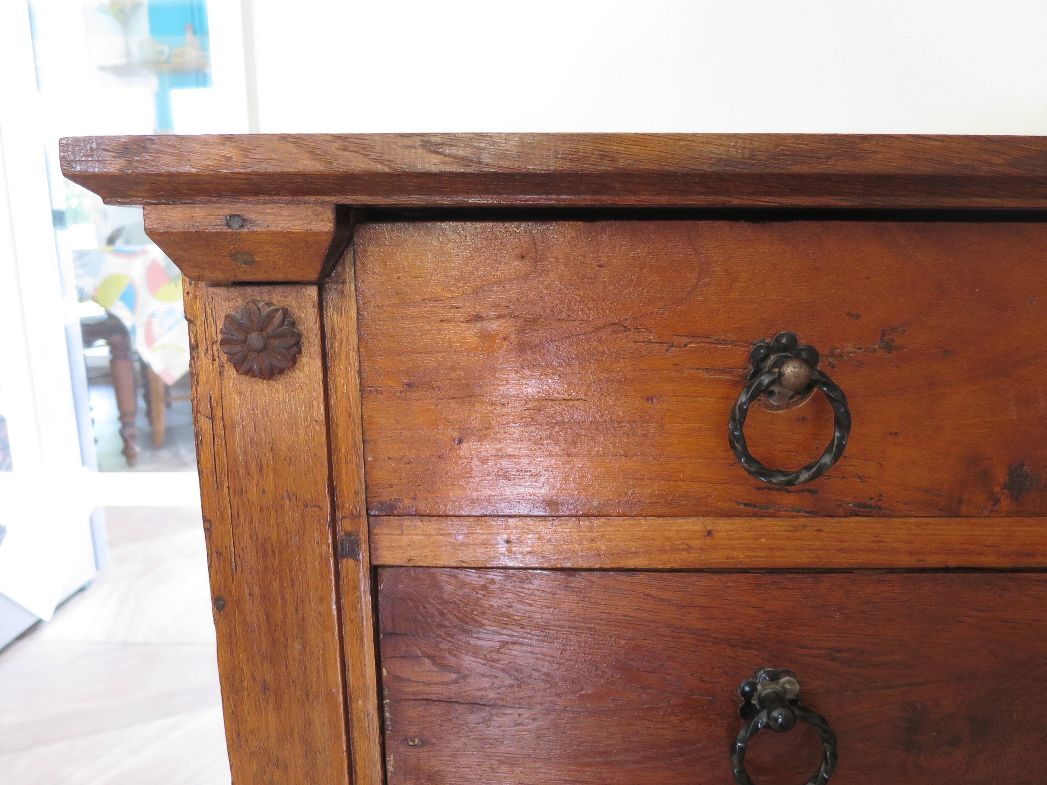 Commode 4 tiroirs en bois massif, début XXème s.