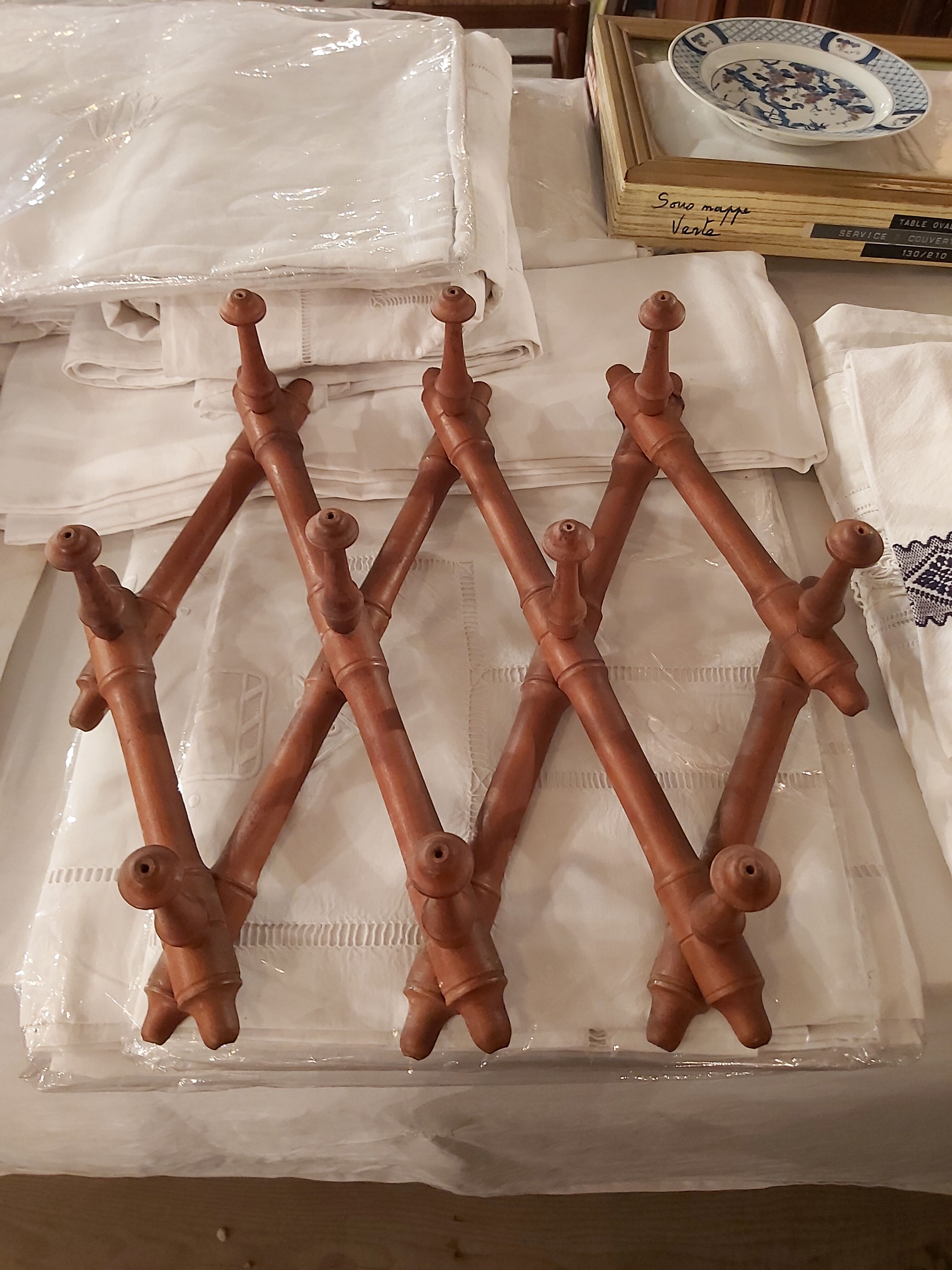 Extendable wall coat rack