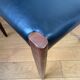 Chaise scandinave en bois et skaï