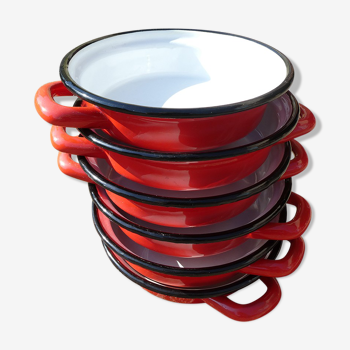 Lot of frying pans - plates in vintage red enamelled sheet metal