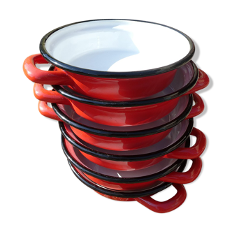 Lot de poêlons assiettes en tôle émaillée rouge vintage