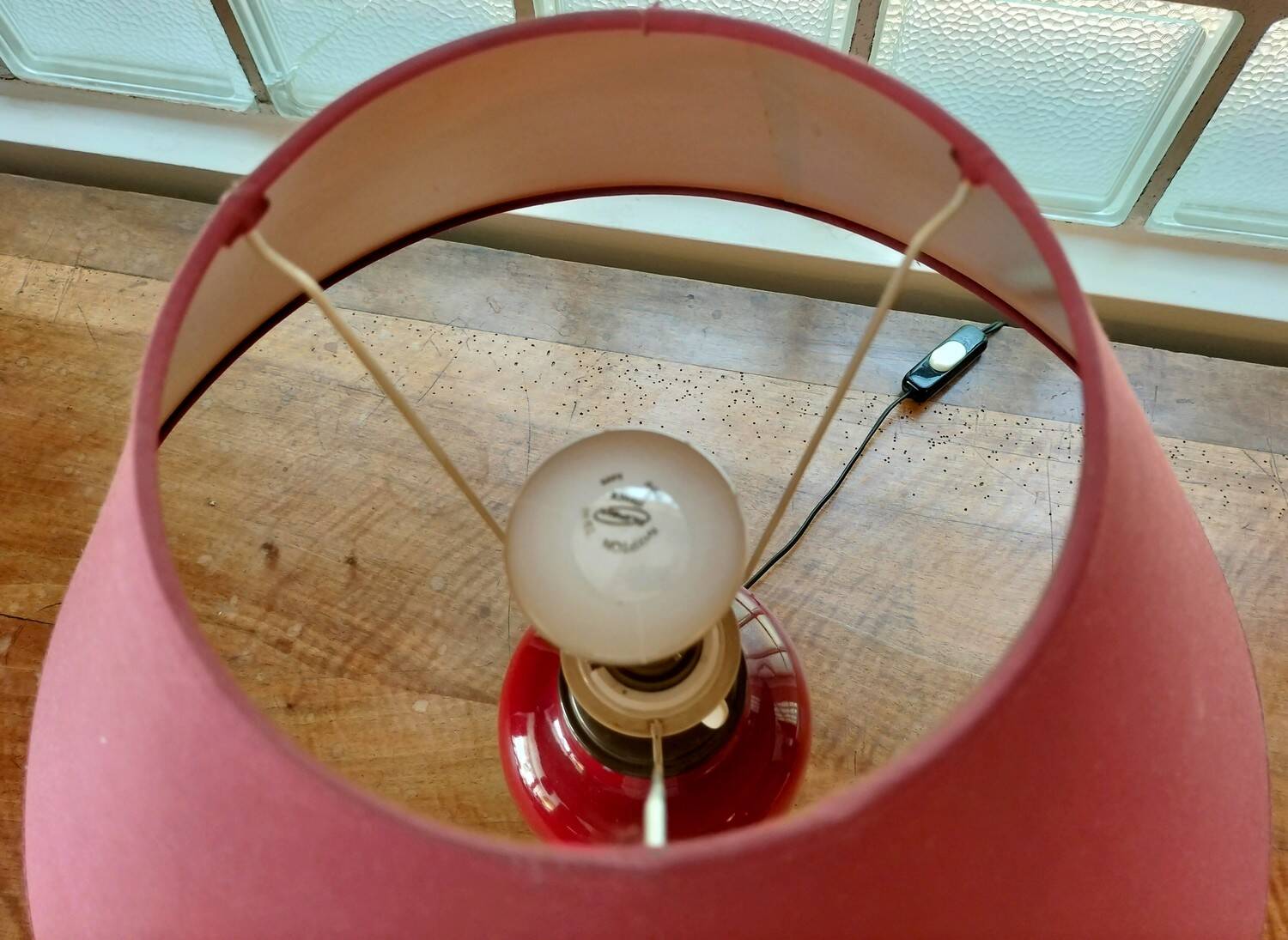 Vintage ceramic table lamp with a lacquered finish, golden potiche base and brass.