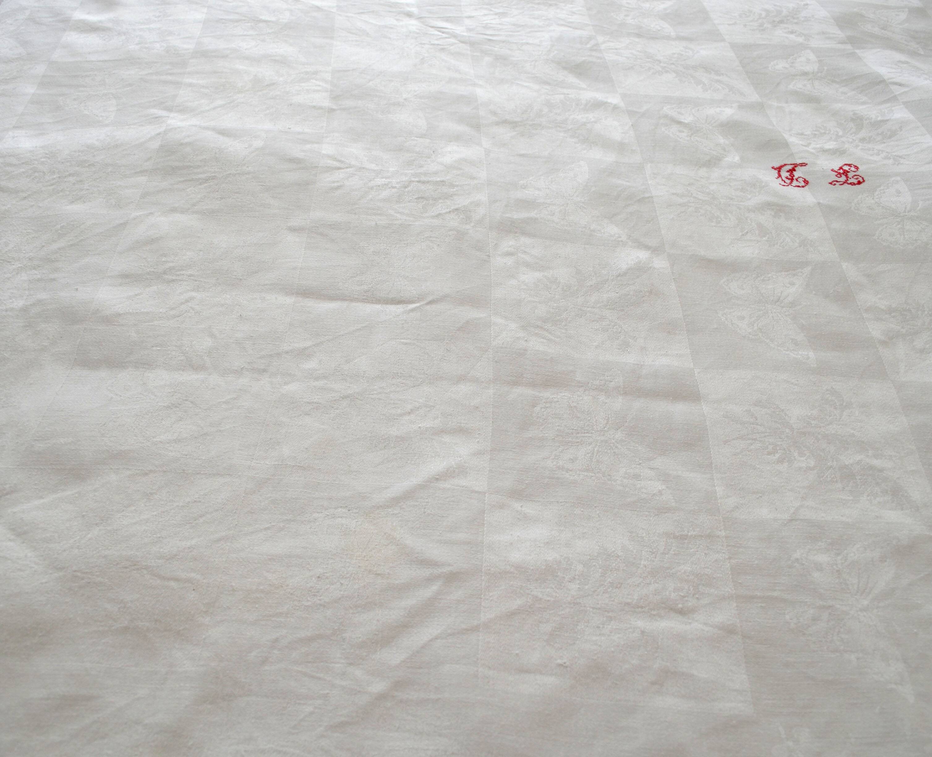 Old tablecloth & 5 linen damask napkins