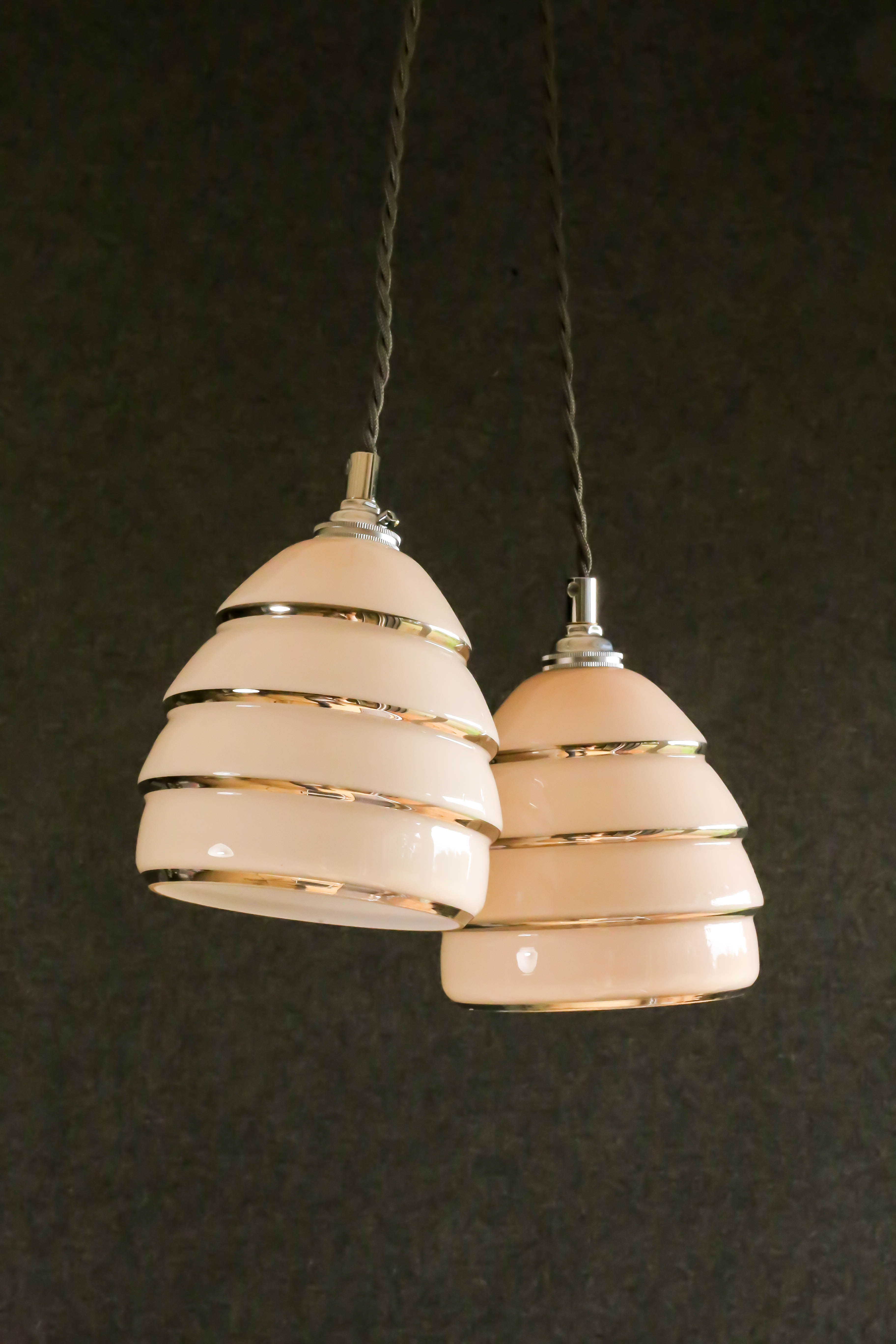 Set of 2 pink glass pendant lamps with silver threads