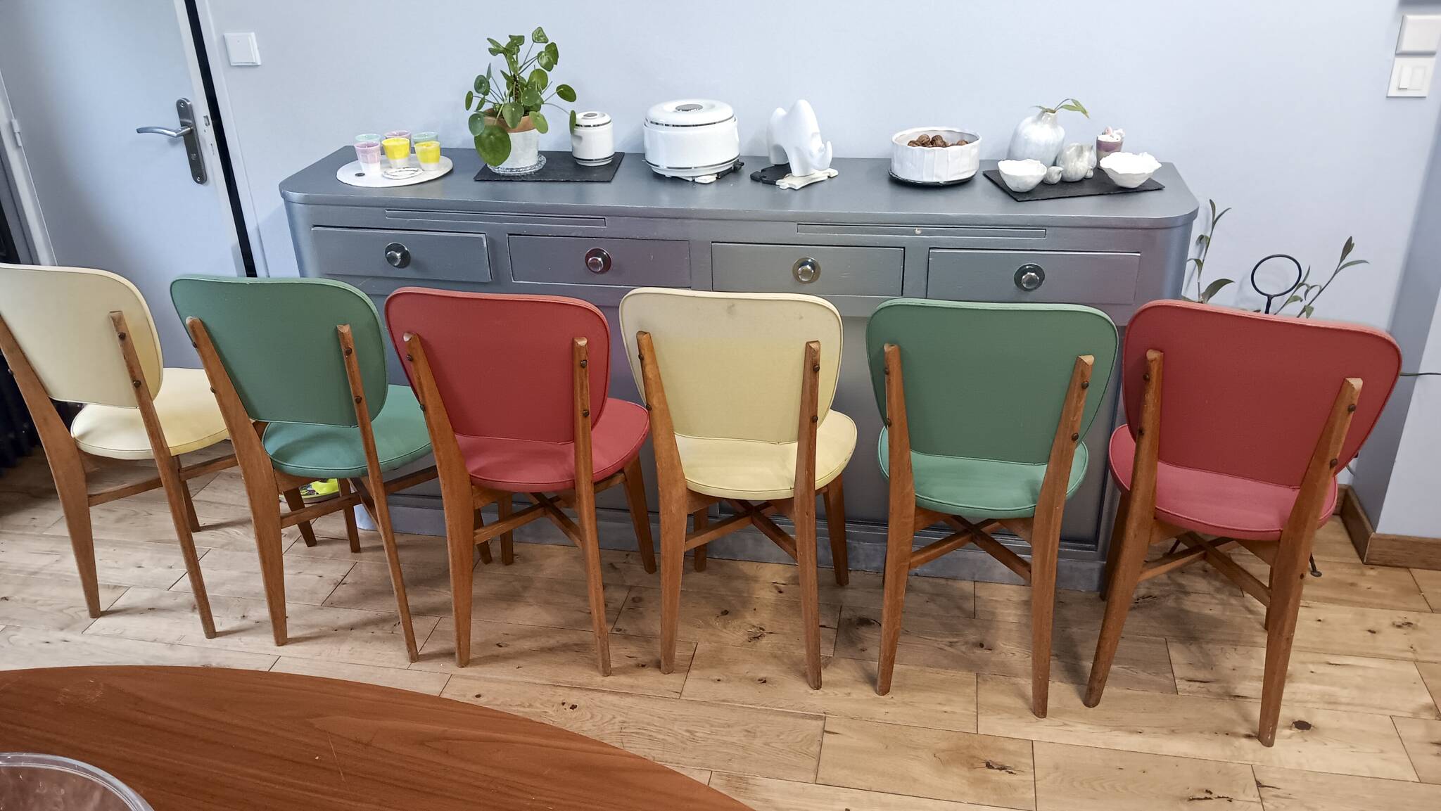 6 vintage chairs from the 50s/60s, wooden structure and skai covering.