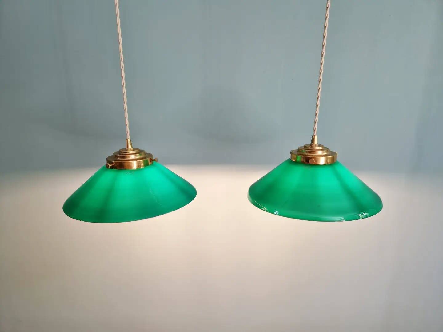 Duo de suspensions coniques en opaline verte, style Art Déco
