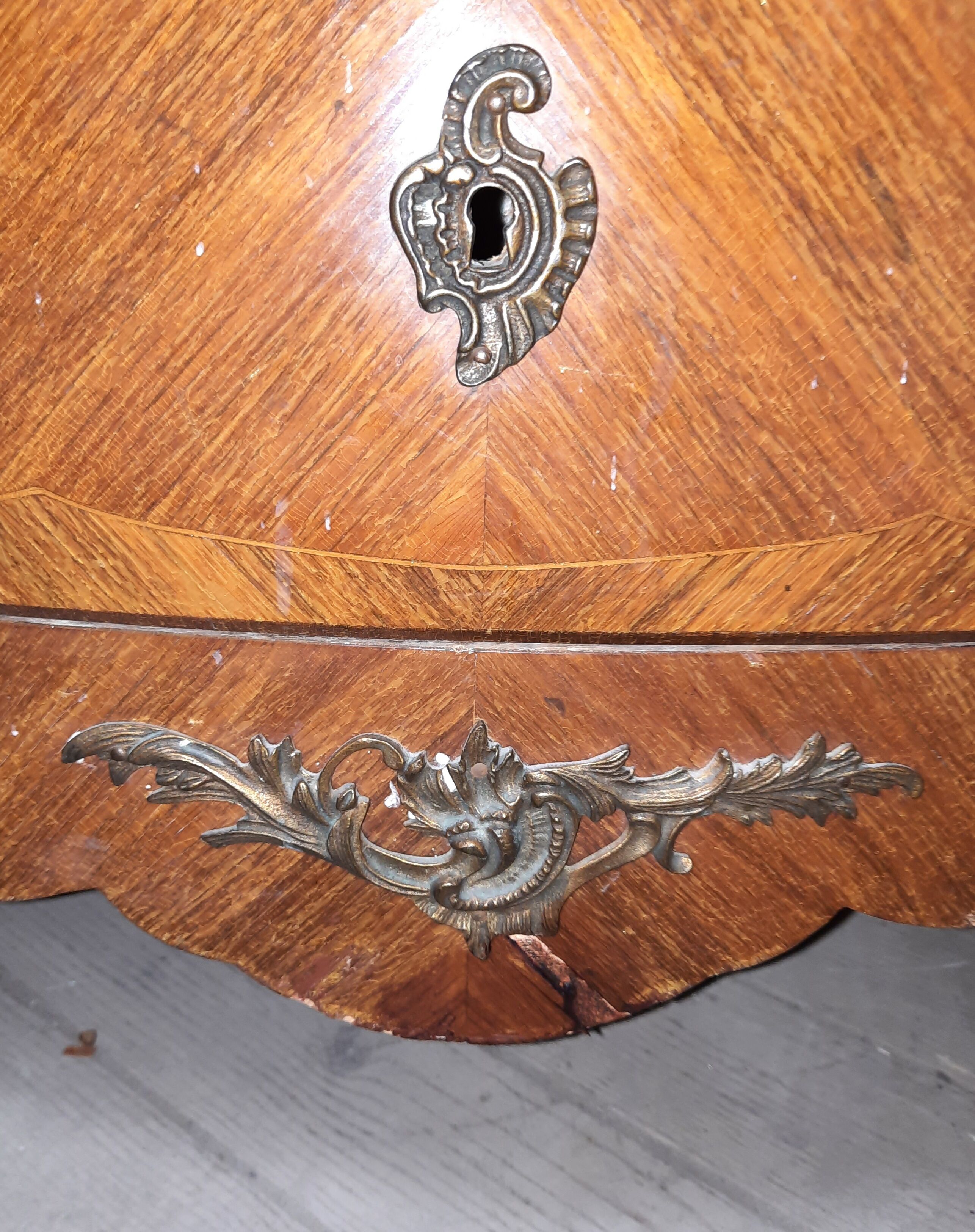 Louis XV style chest of drawers in veneer