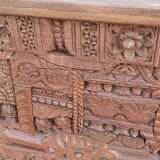 Coffre haut ancien en bois