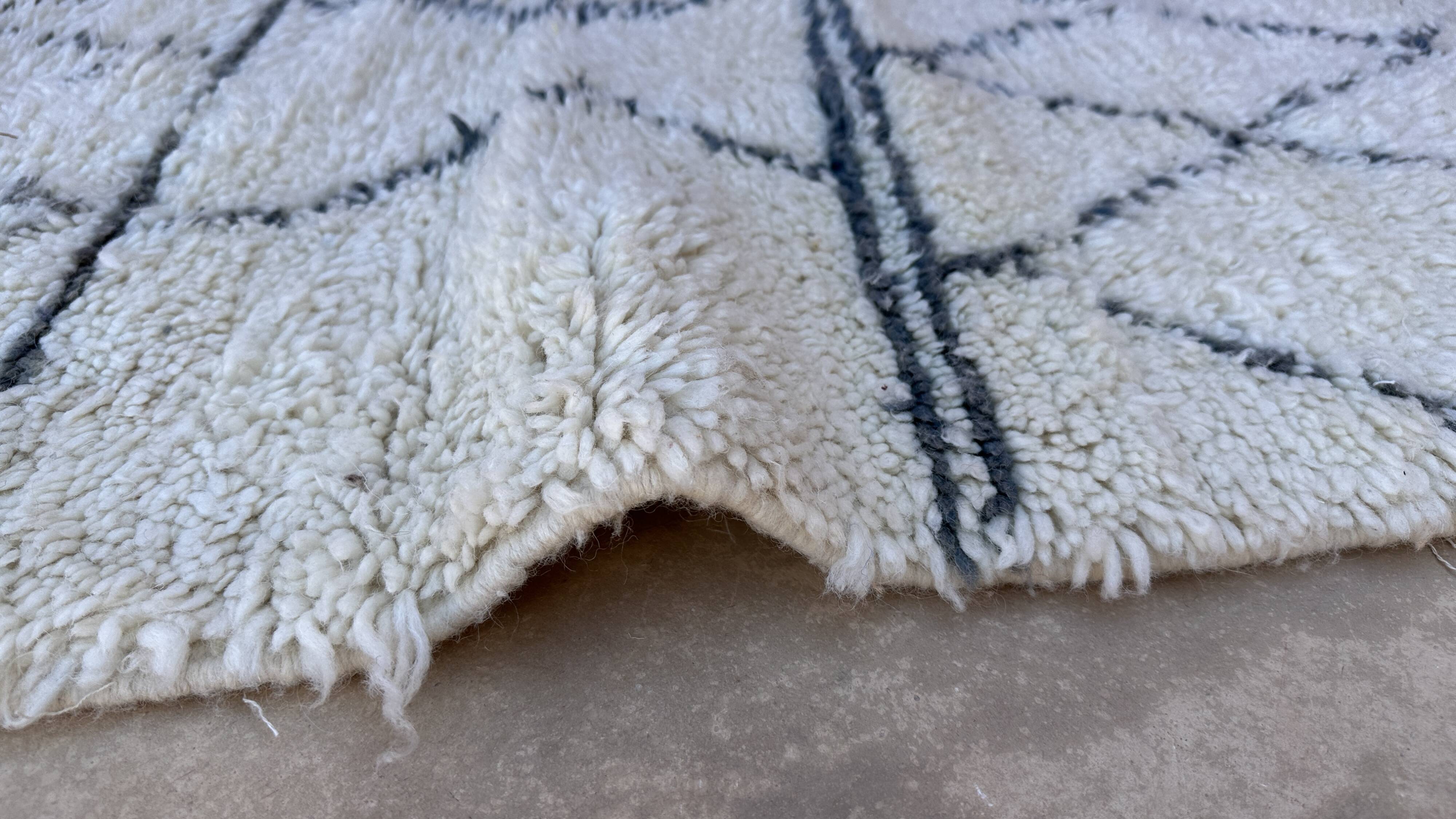 White Marmoucha Moroccan rug - 246 x 167 cm