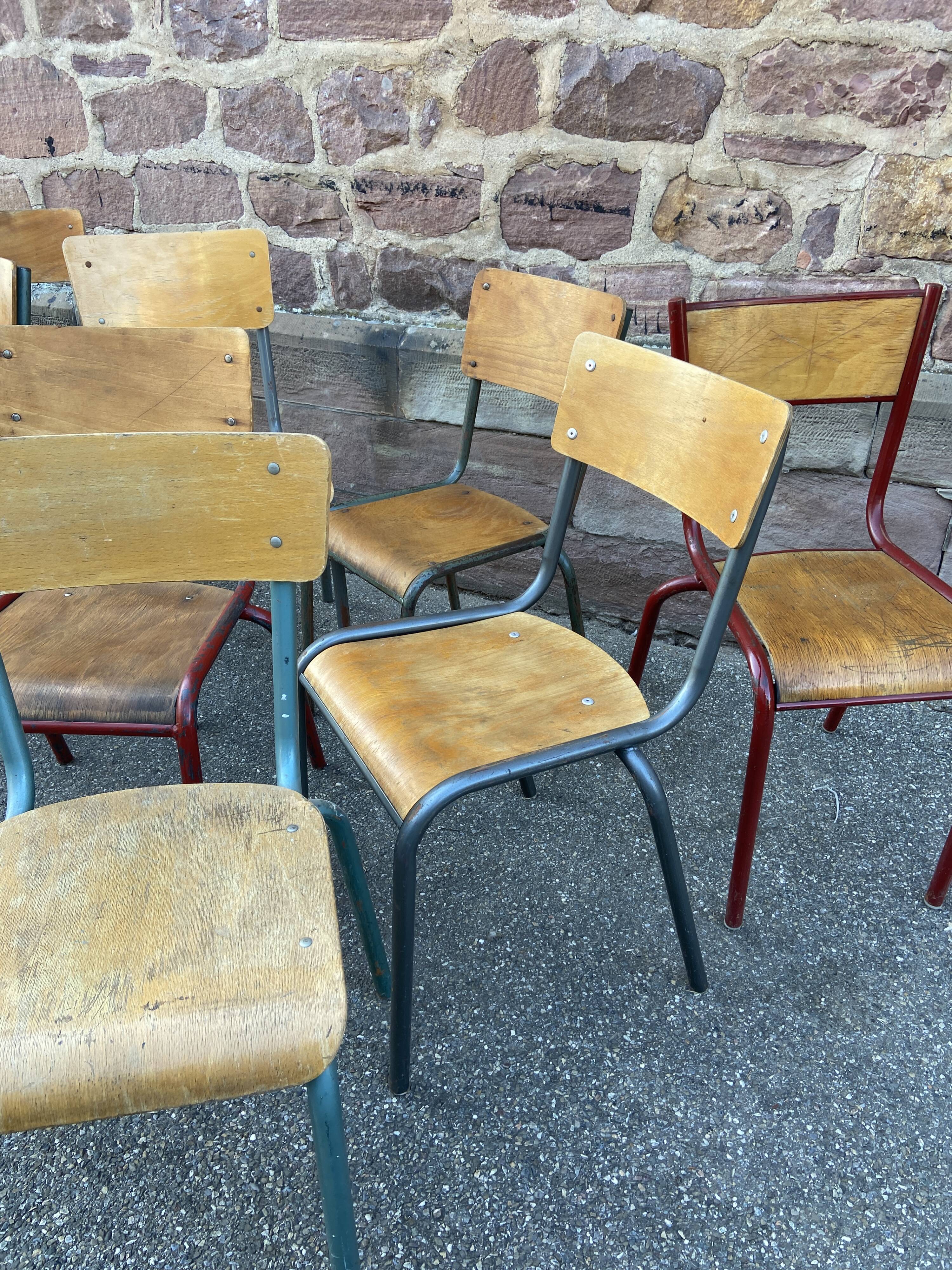 Suite de 15 chaises dépareillées industrielle école vintage