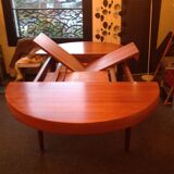 Beautiful round double extendable table, teak Scandinavian style of 50-60 years