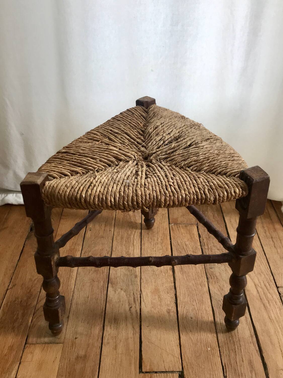 Old Provençal-style mulched tripod stool