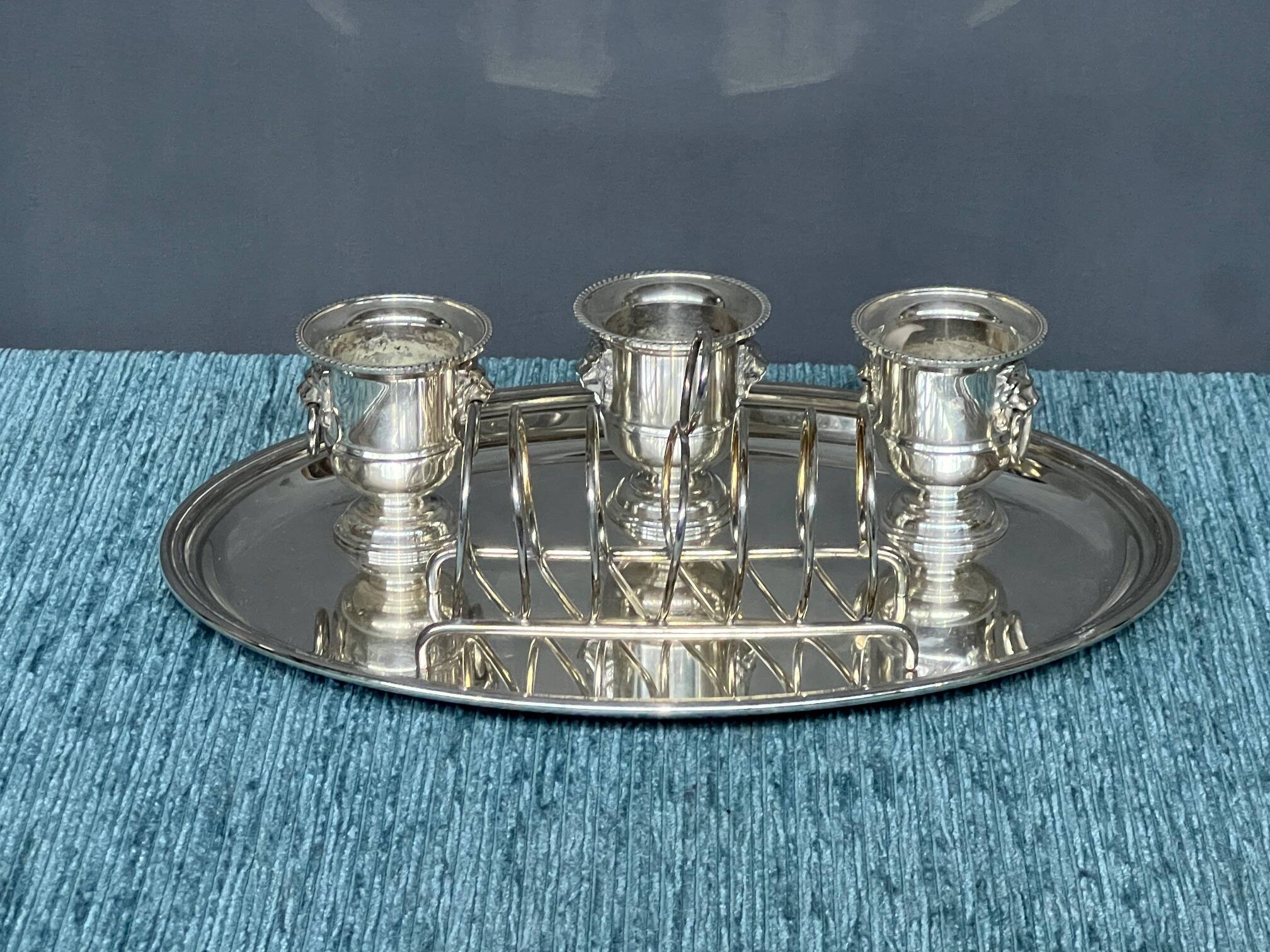 Ensemble de couverts en métal argenté Christofle.
