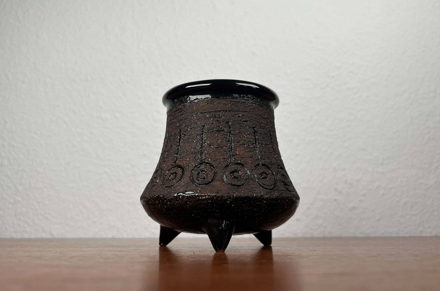 Mid-century studio ceramic tripod vase by Eke Bjeren for Gabriel Keramik, 1960s.