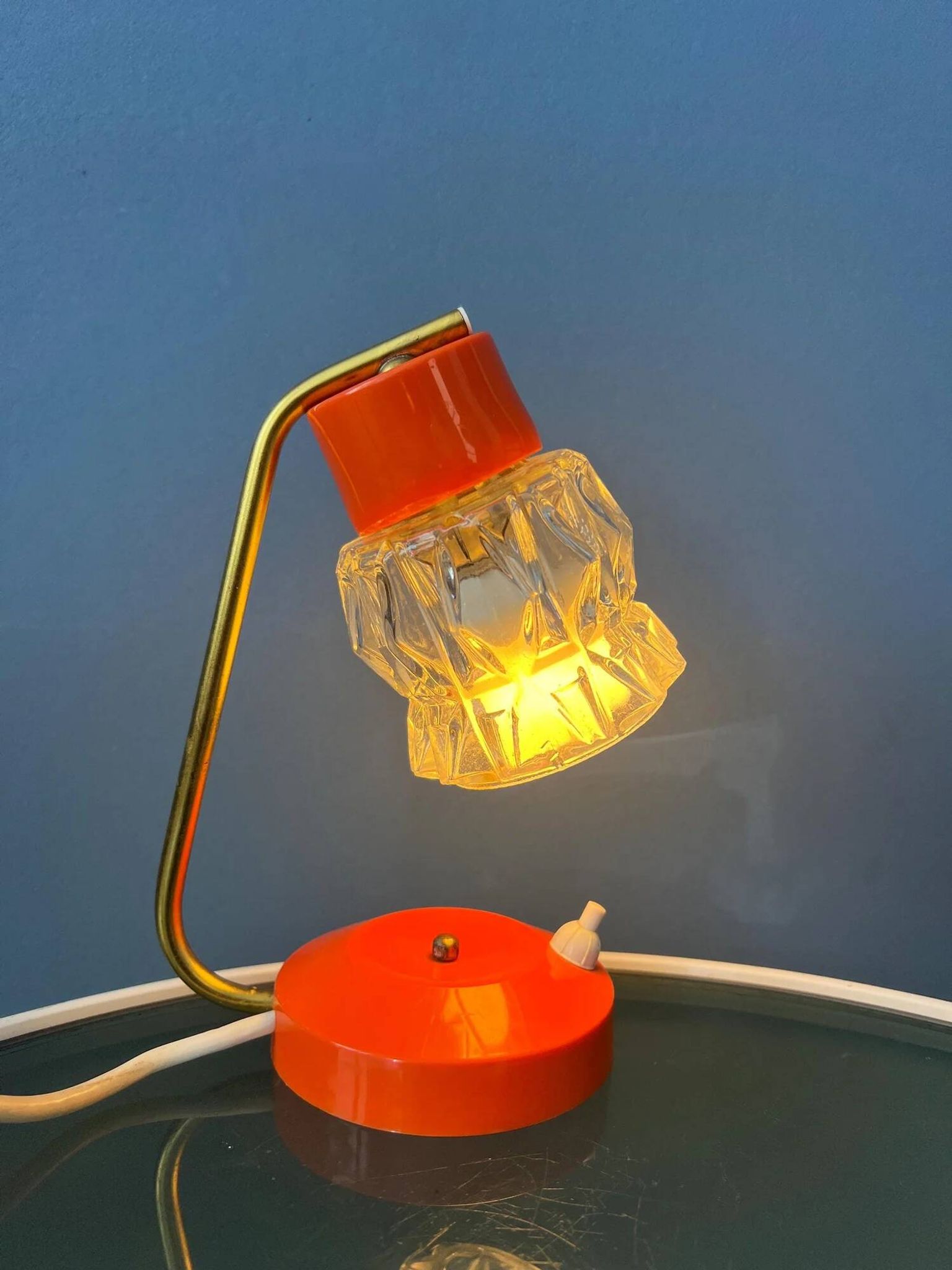 Lampe de bureau orange avec abat-jour en cristal transparent