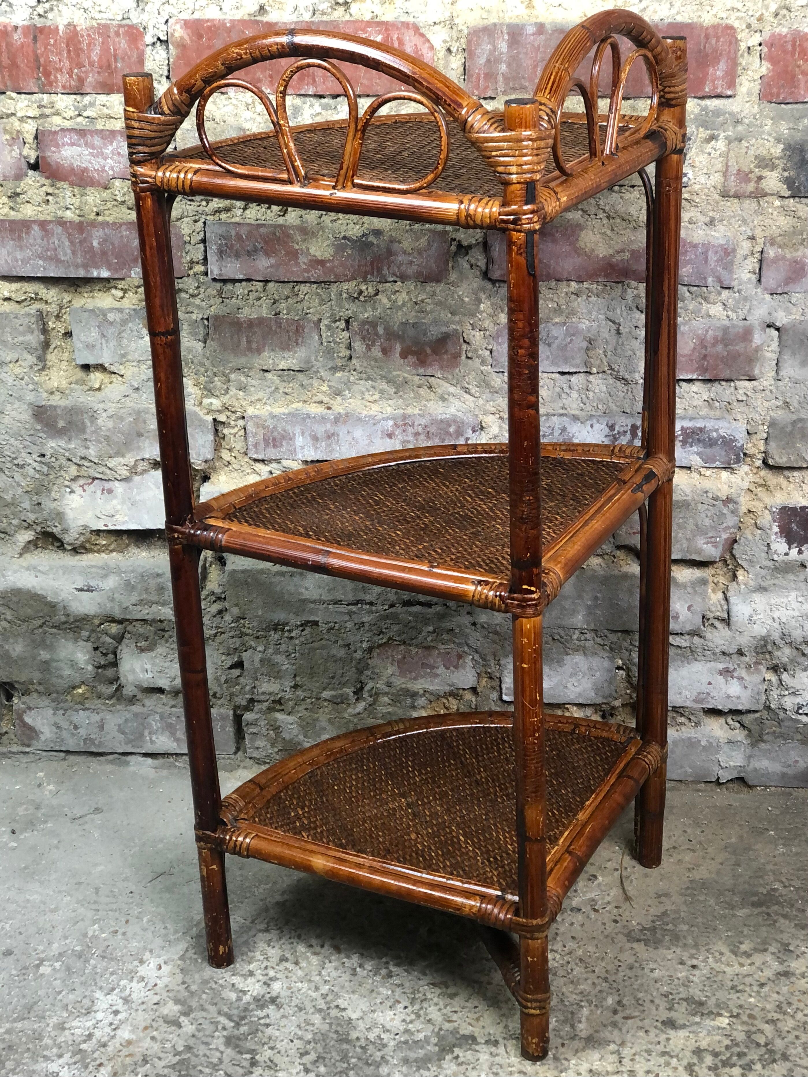 Corner shelf in rattan 70