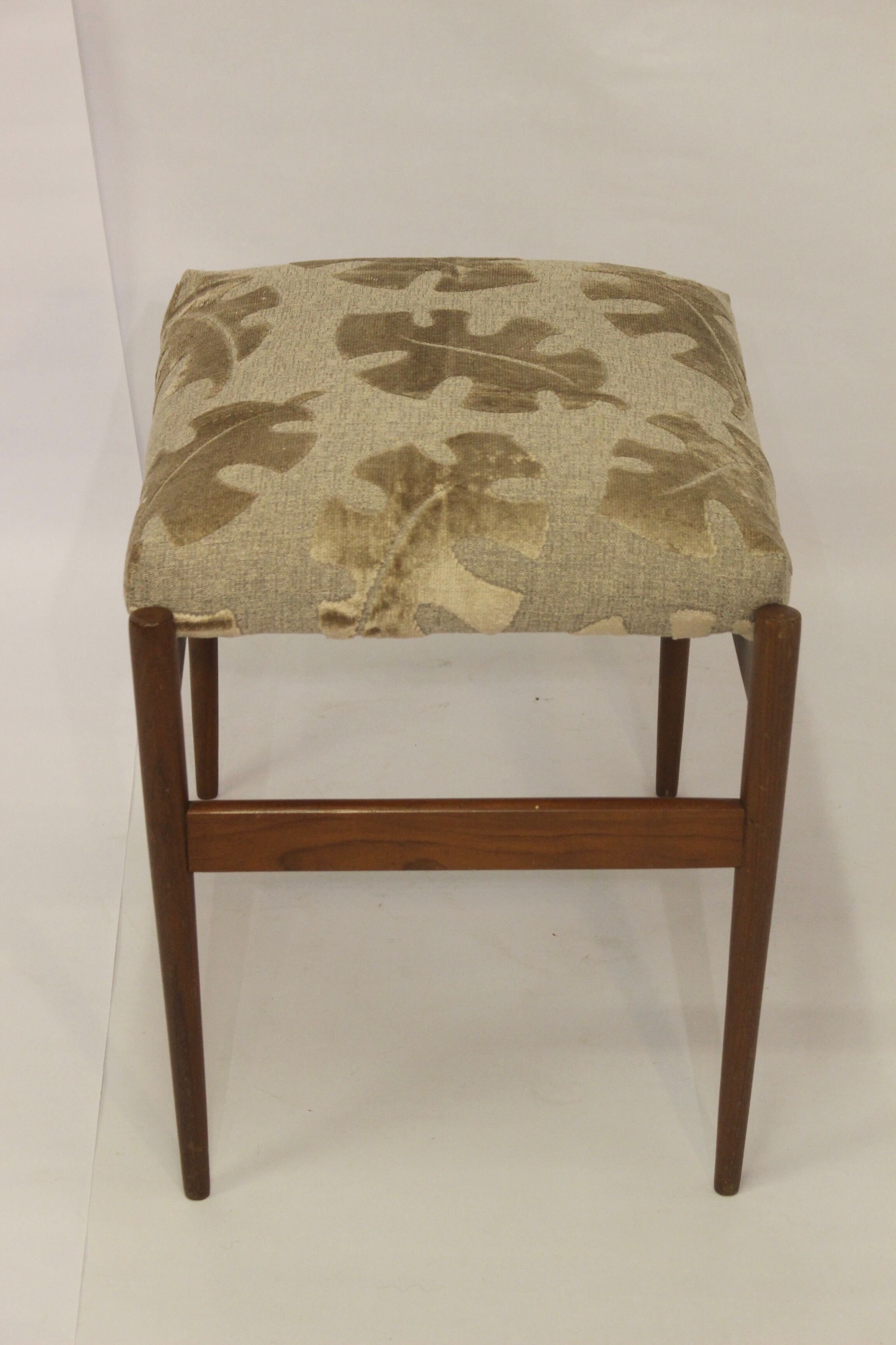 Scandinavian stool in beech 50