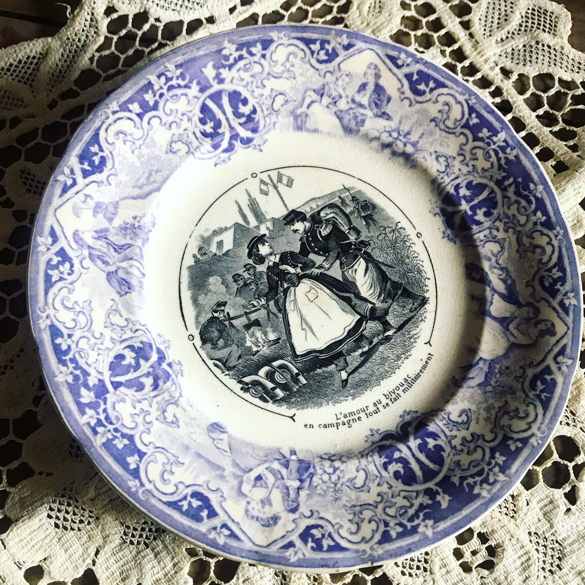 Old talking plate. Opaque from Sarreguemines. 19th century. Violet, black and white. Militaria. Love