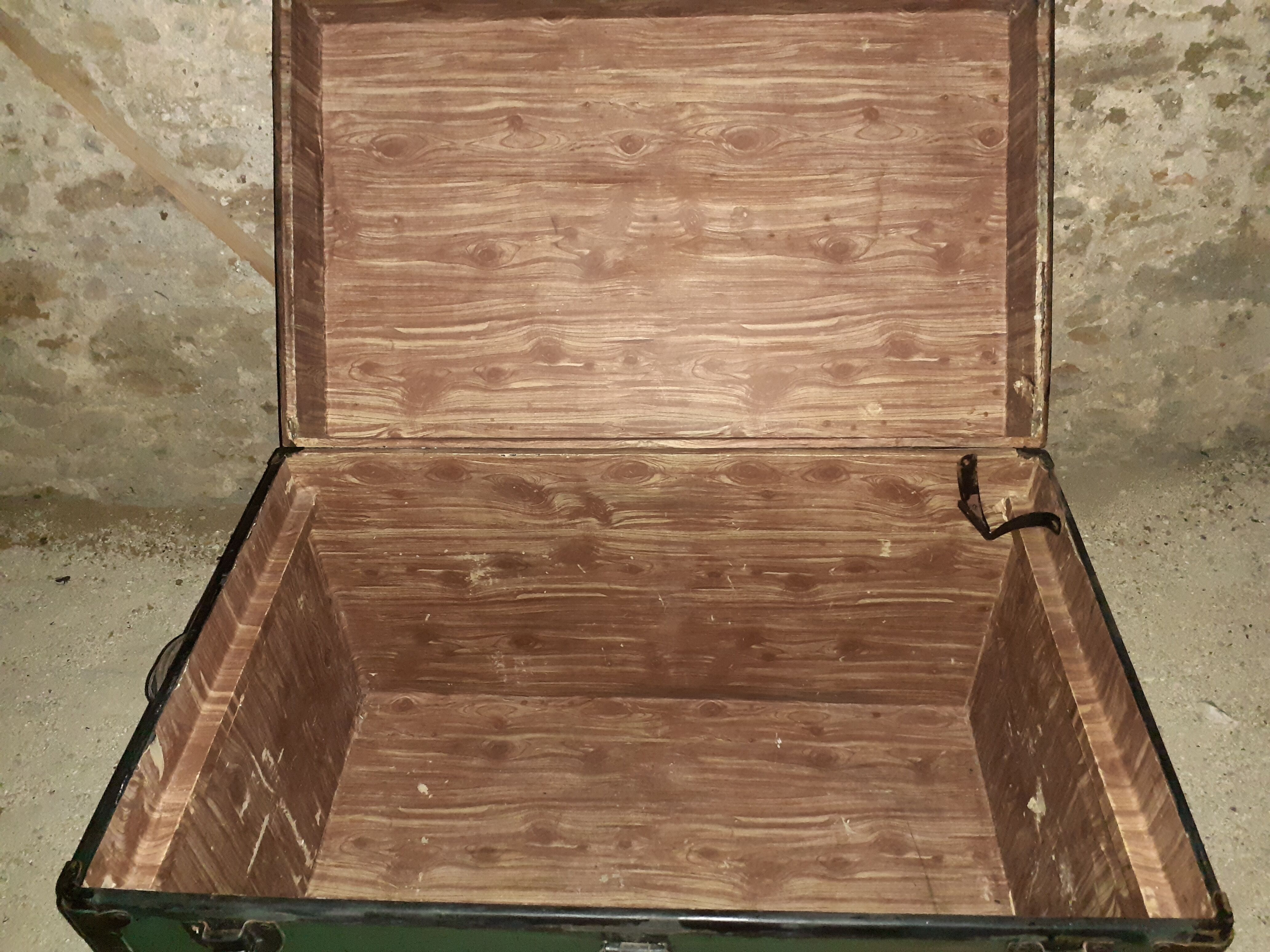 Wooden trunk trunk