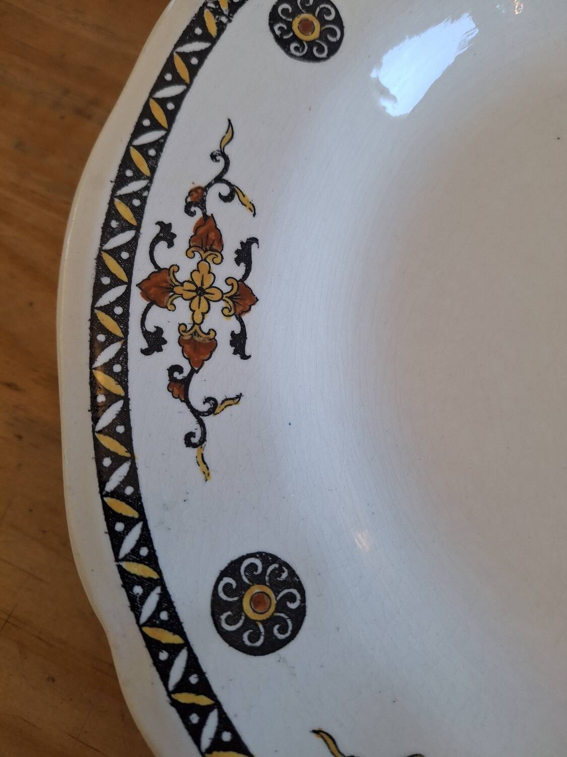 Vintage flat plate in Gien earthenware.