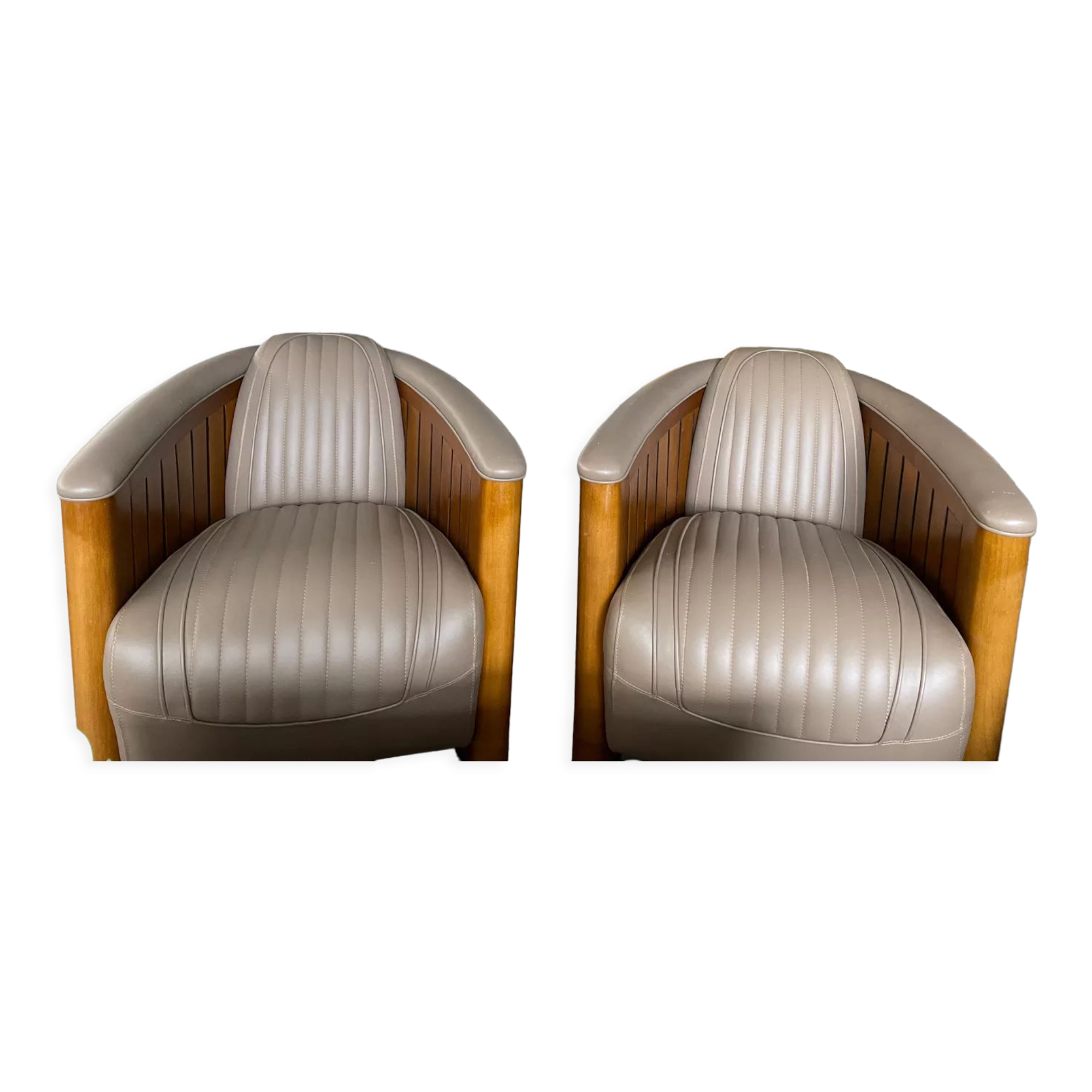 Paire de fauteuils club en cuir et bois