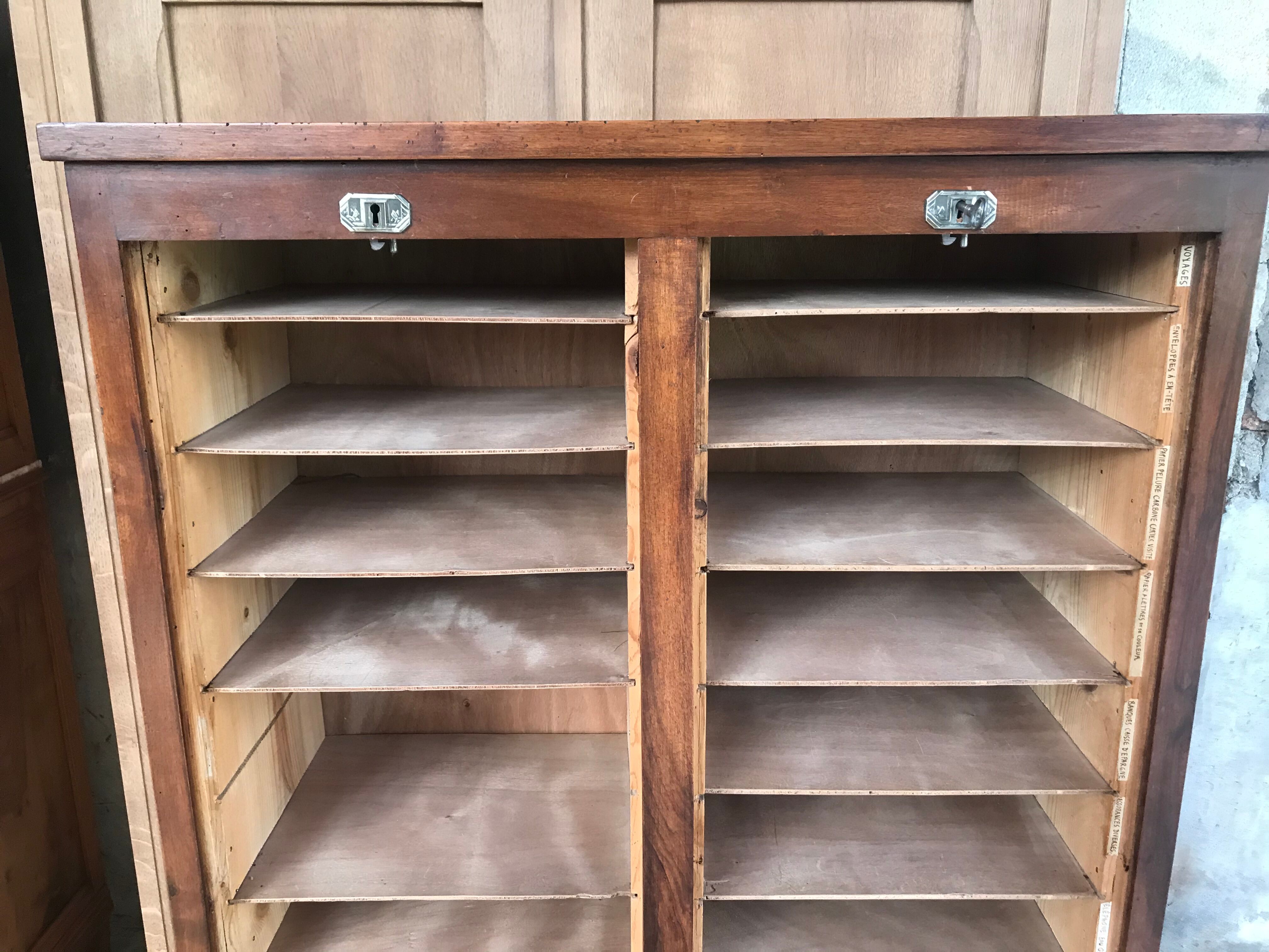 Meuble classeur à rideaux de notaire en noyer