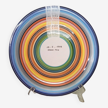 Assiette en porcelaine Pillivuyt, rayures de couleurs façon nuancier, Grand Feu, datée 13 juin 1988