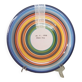 Assiette en porcelaine Pillivuyt, rayures de couleurs façon nuancier, Grand Feu, datée 13 juin 1988