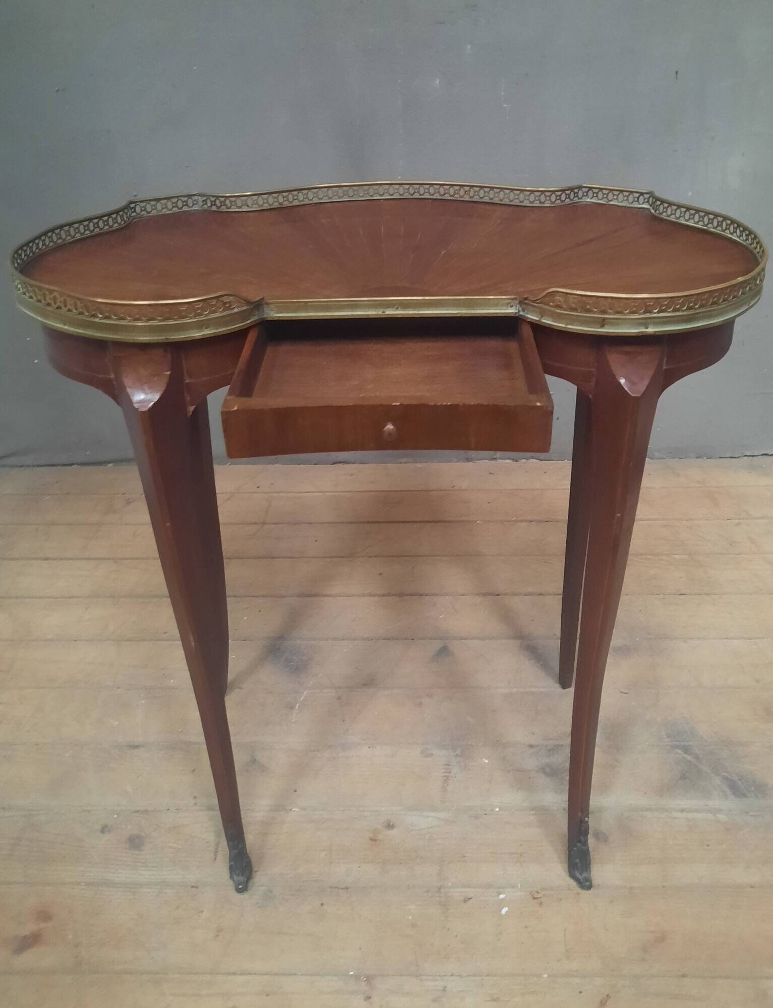 Table rognon en plaquage style Louis XV