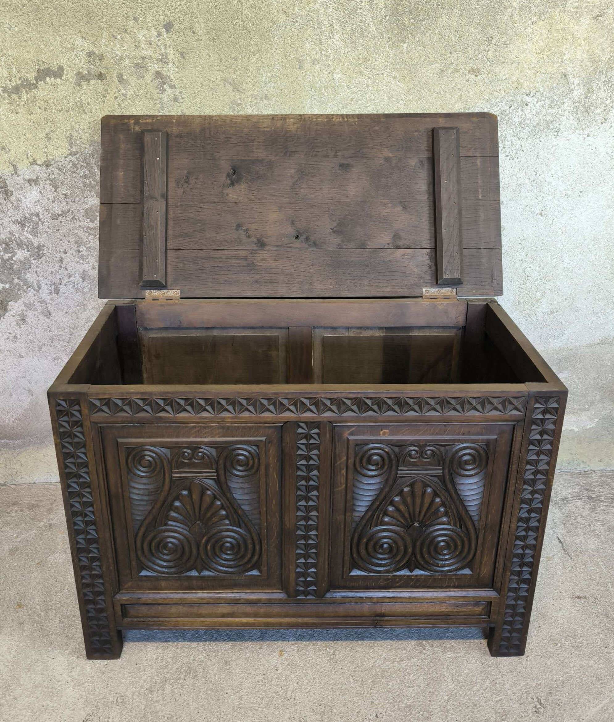 Coffre en bois massif sculpté.