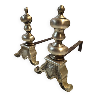 Paire de chenets anciens en laiton, style Louis XV