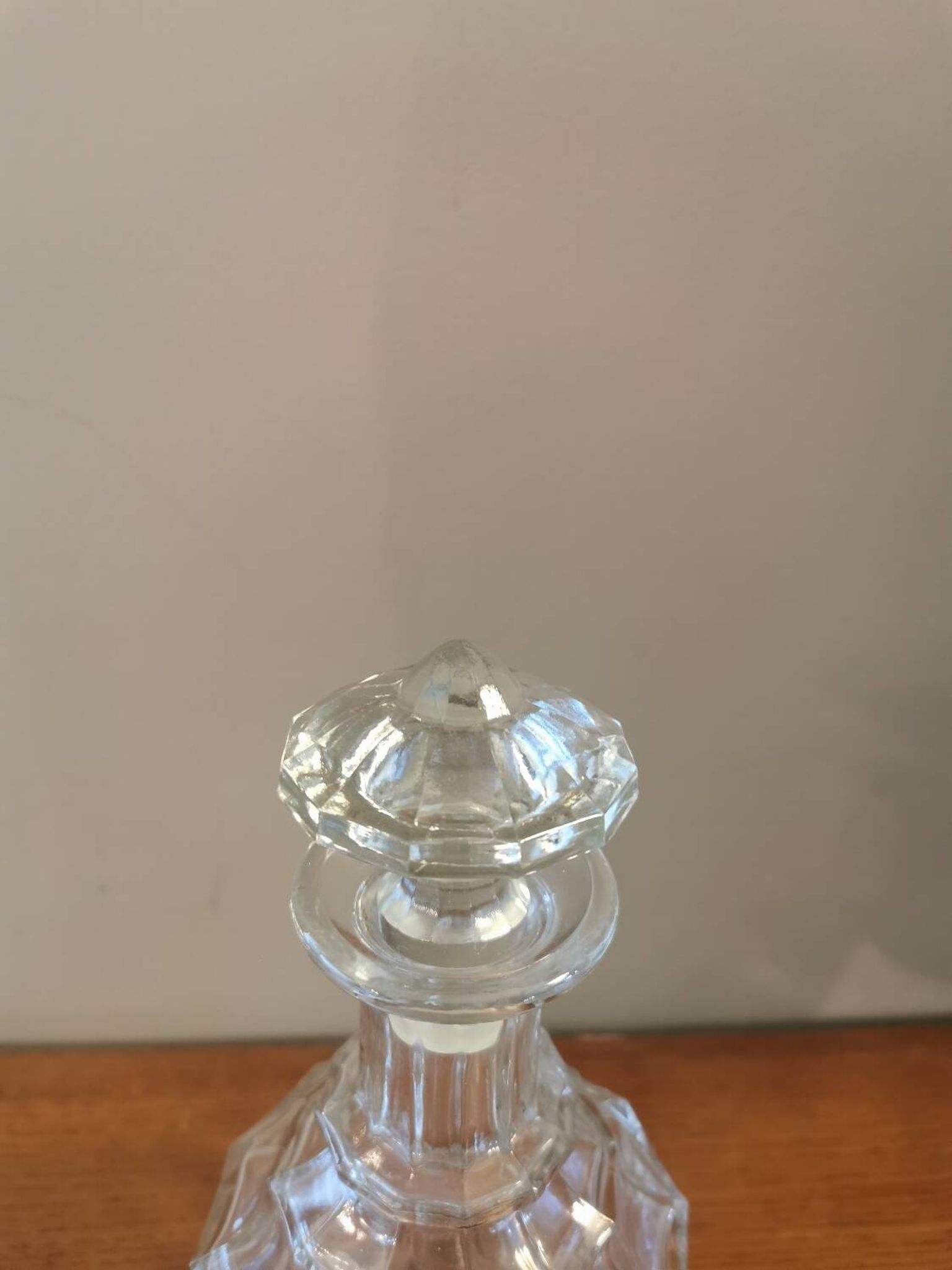 Carafe vintage en verre à facettes