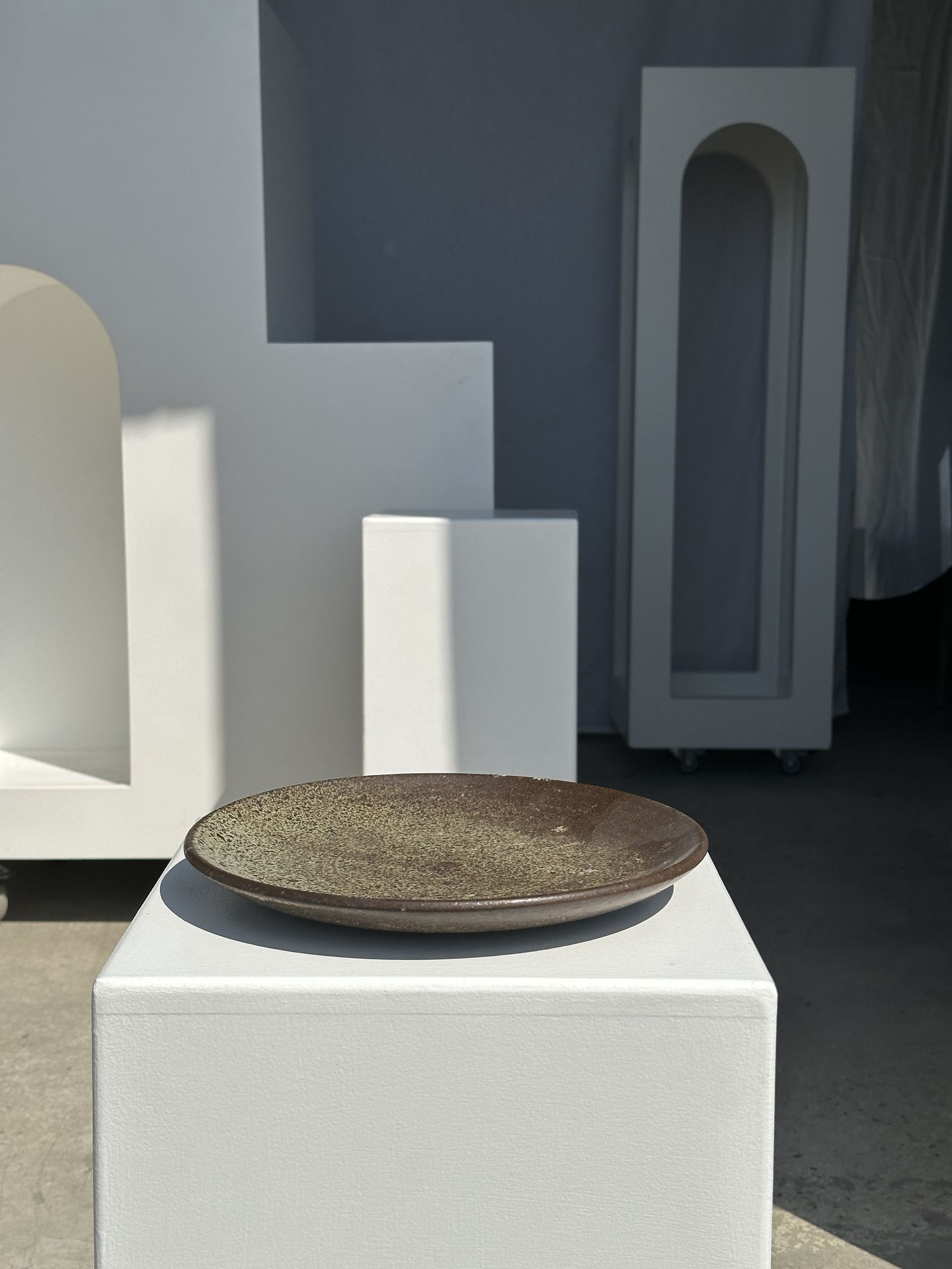 Plat en céramique vert indonésien D:26,5