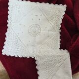 2 housses de coussin brodées et crochetées