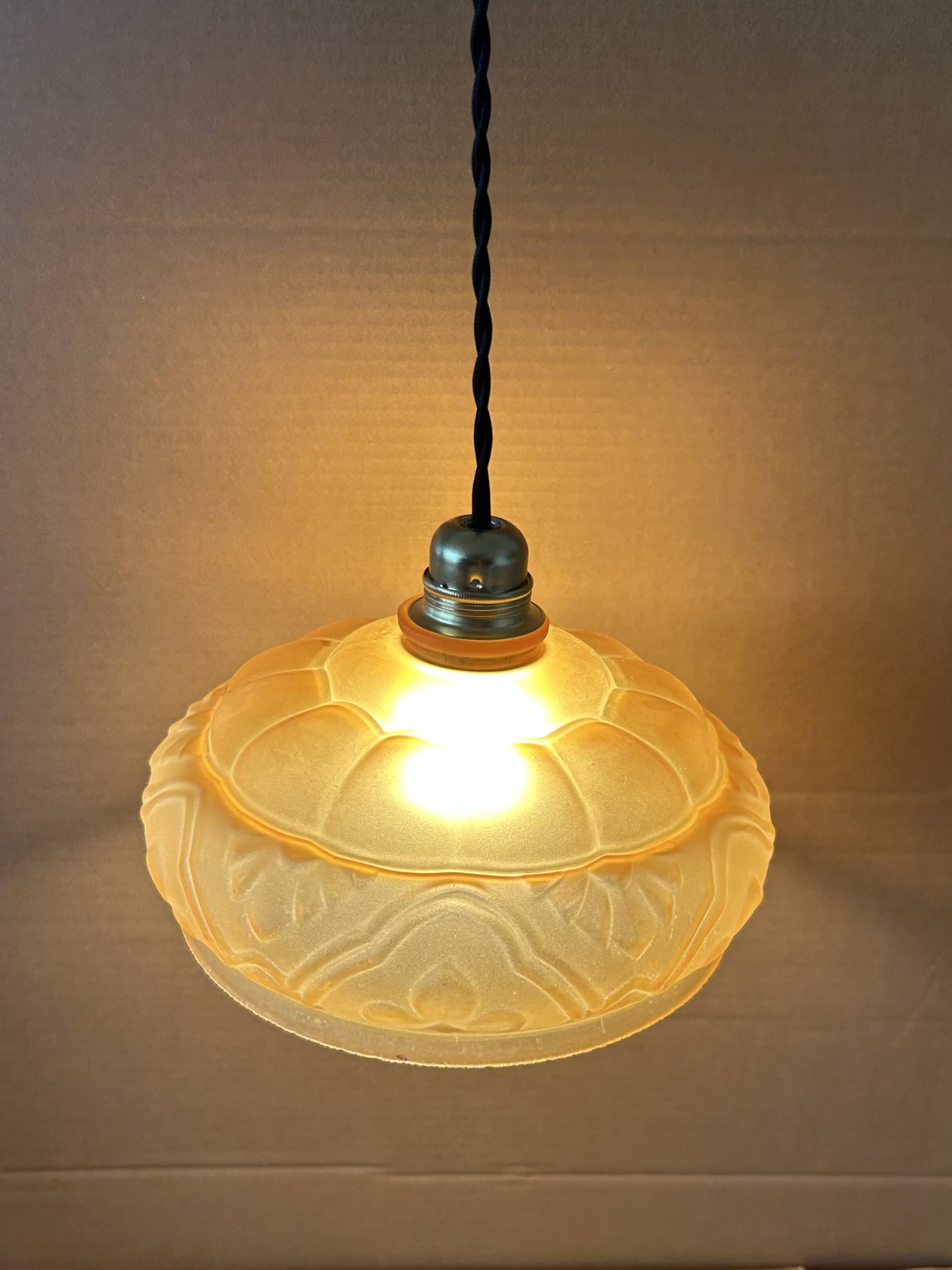 Suspension en verre ambrée ancienne