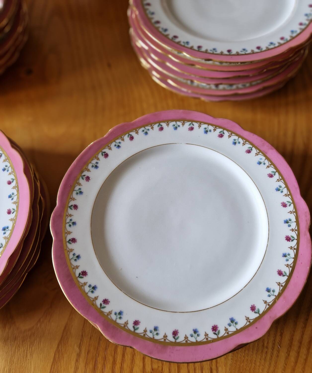25-piece porcelain dinner service