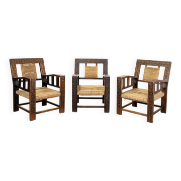 3 fauteuils néo-basques sculptés en paille et chêne, années 1940