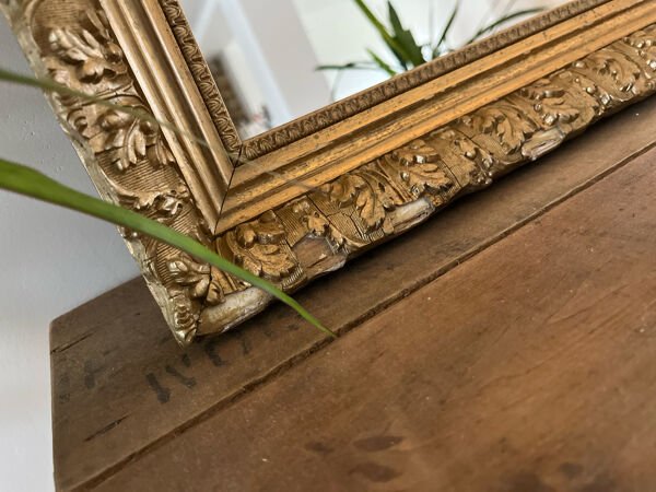 Miroir ancien cadre en bois et stuc doré