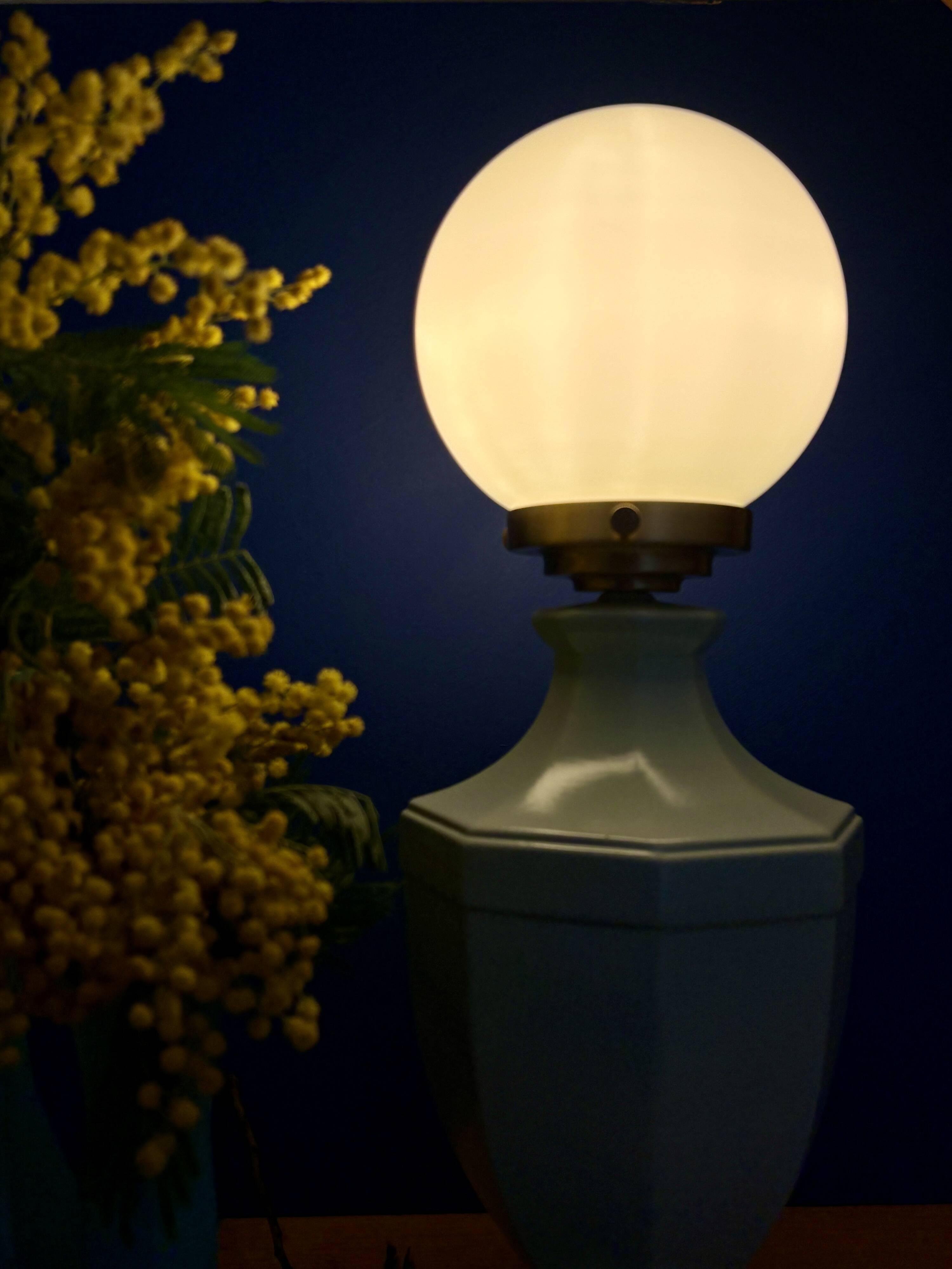 Vintage table lamp in blue ceramic and white opaline.