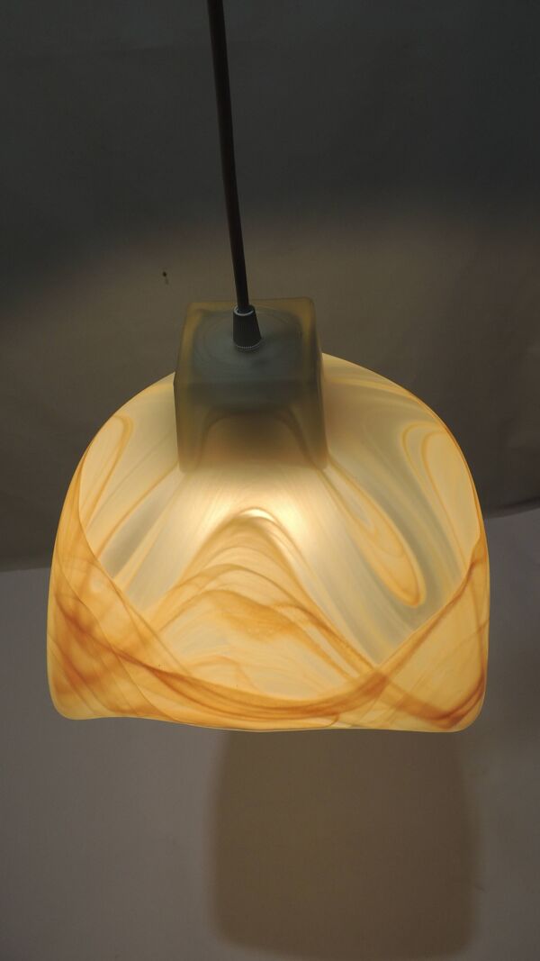 Suspension vintage années 70 en verre marbré miel – Luminaire design rétro