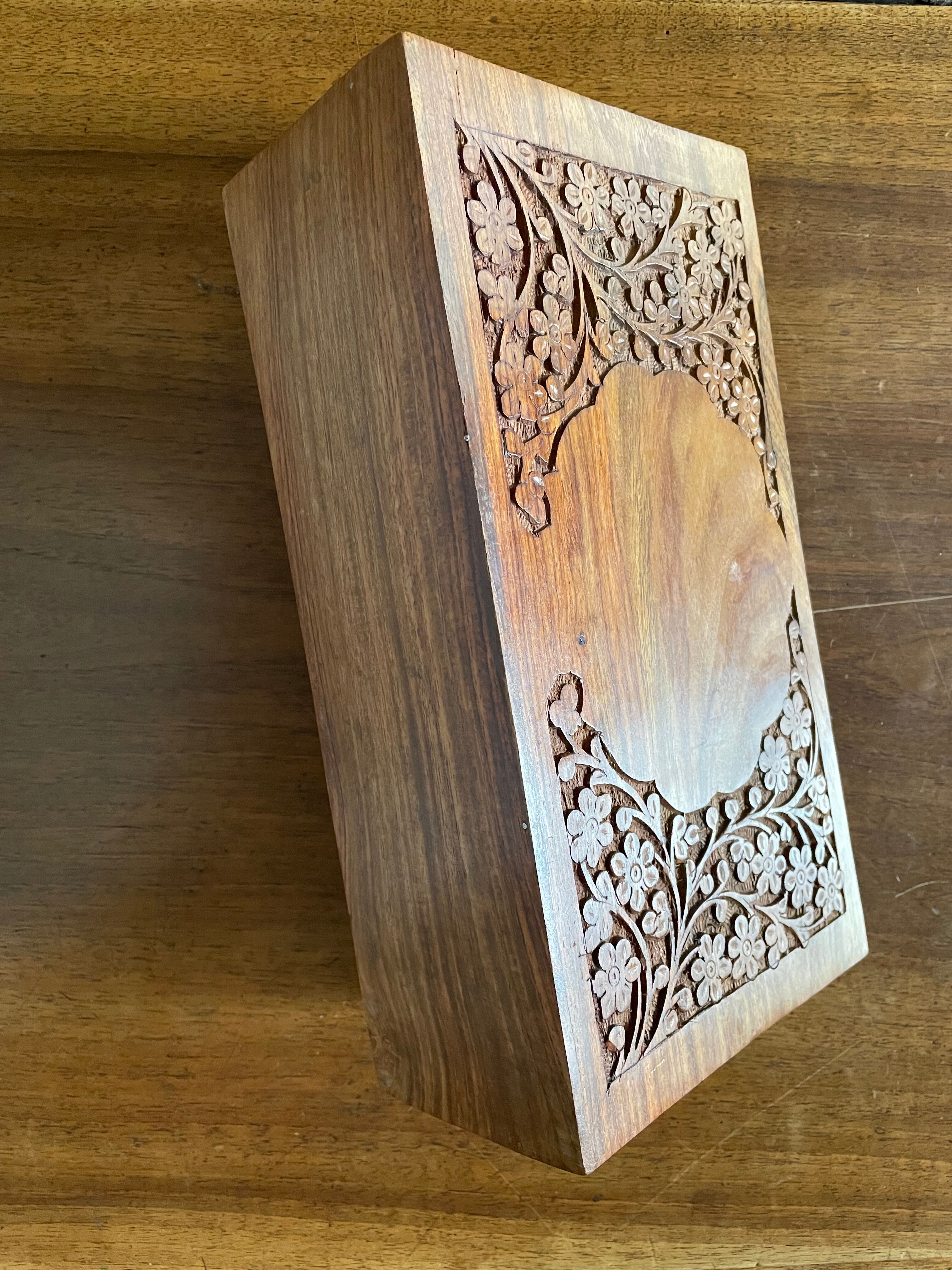 Porte courriers en bois sculpté