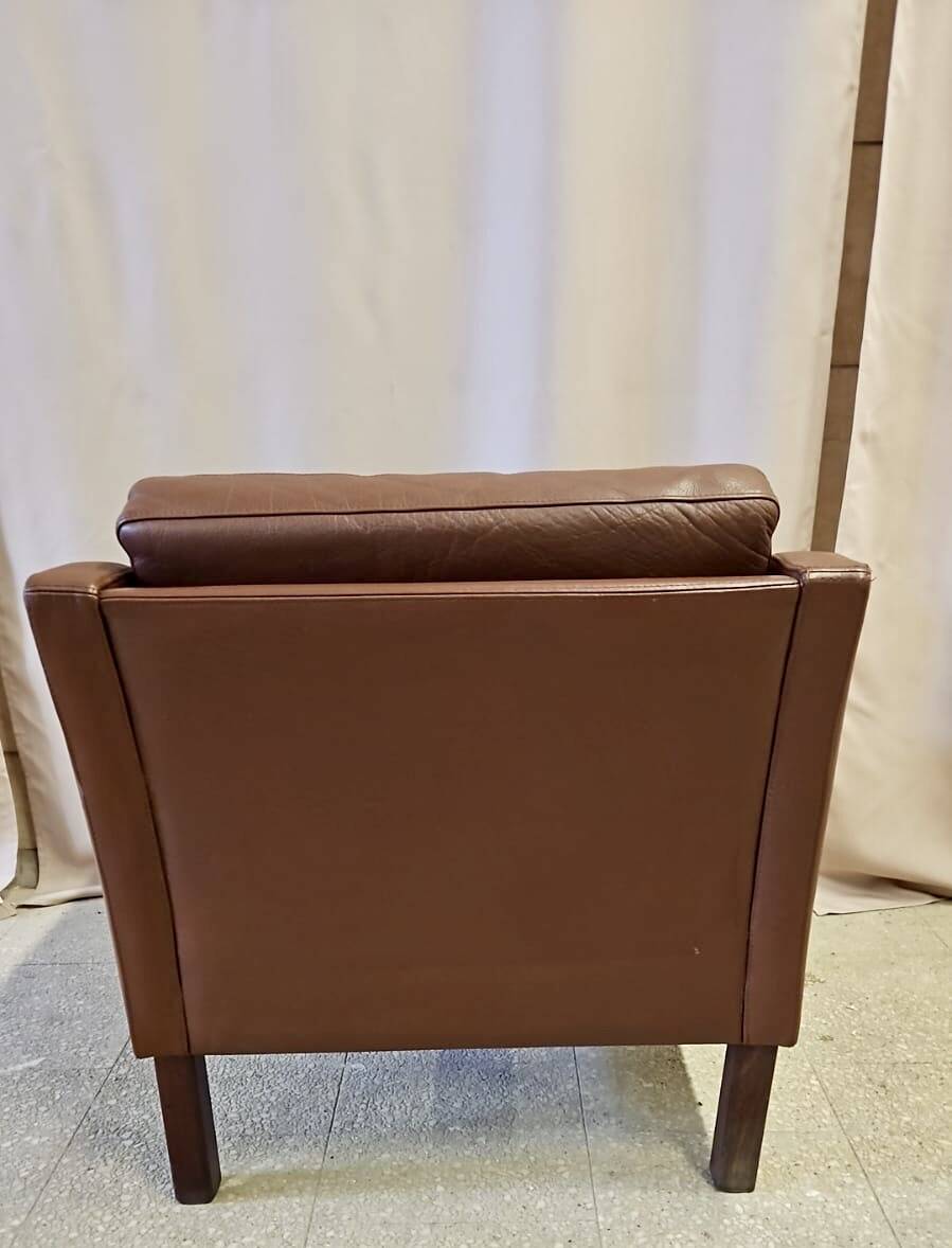Fauteuil danois en cuir marron à dossier bas 1960