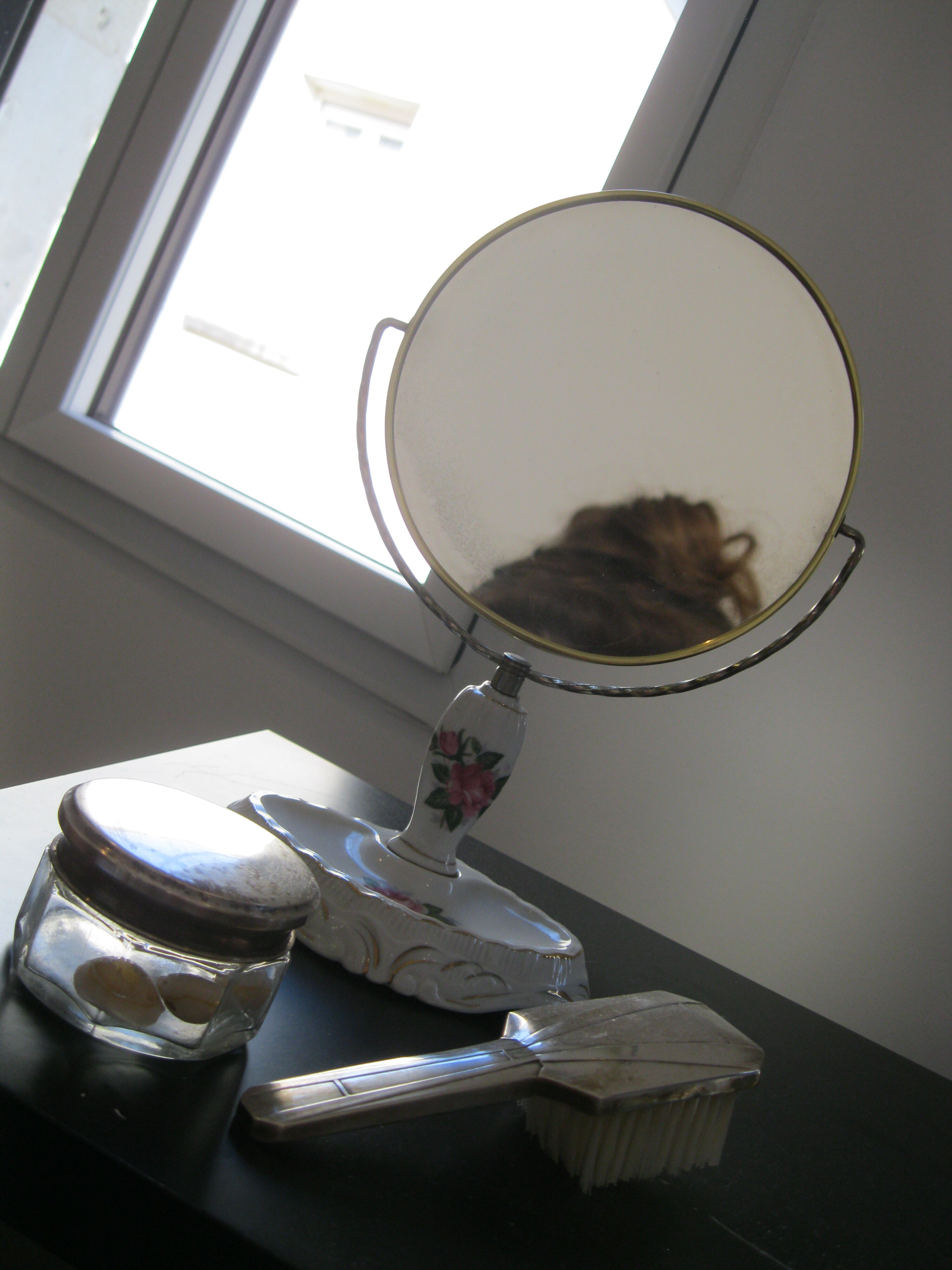 Mirror to lay on porcelain swivel foot